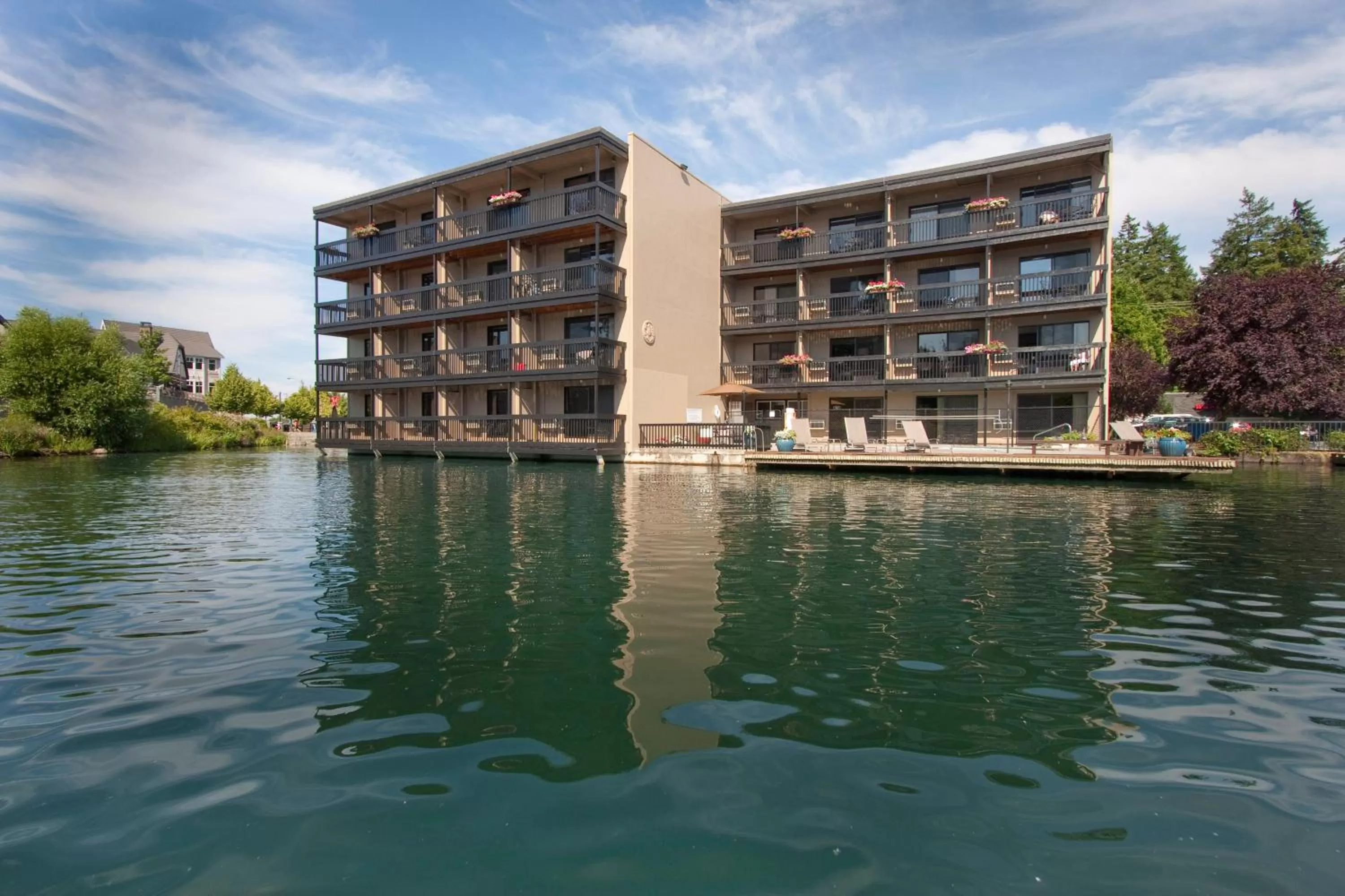 Facade/entrance in Lakeshore Inn
