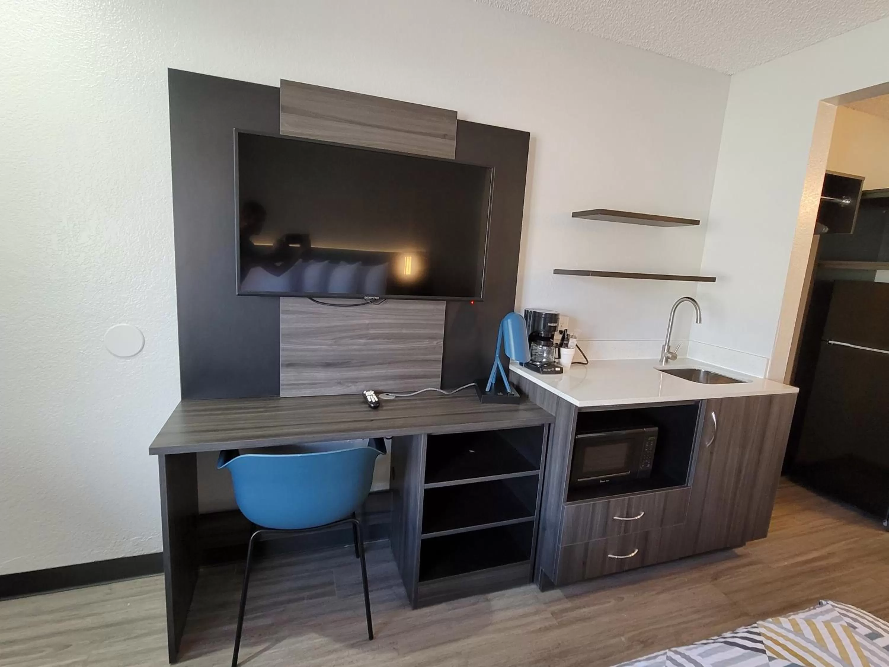 Kitchen or kitchenette in Studio 6 Grand Junction, CO