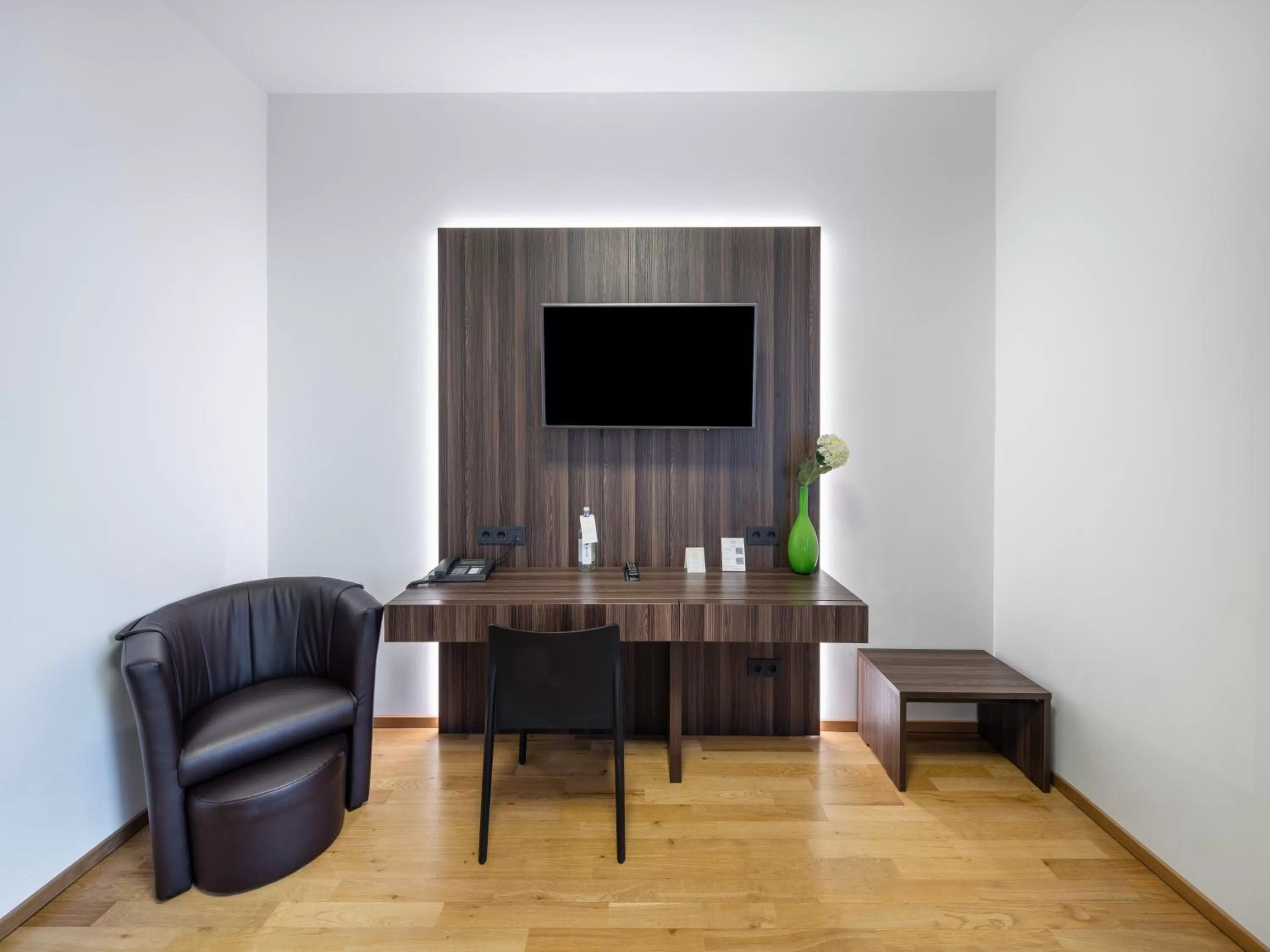 TV and multimedia in sevenDays Hotel BoardingHouse