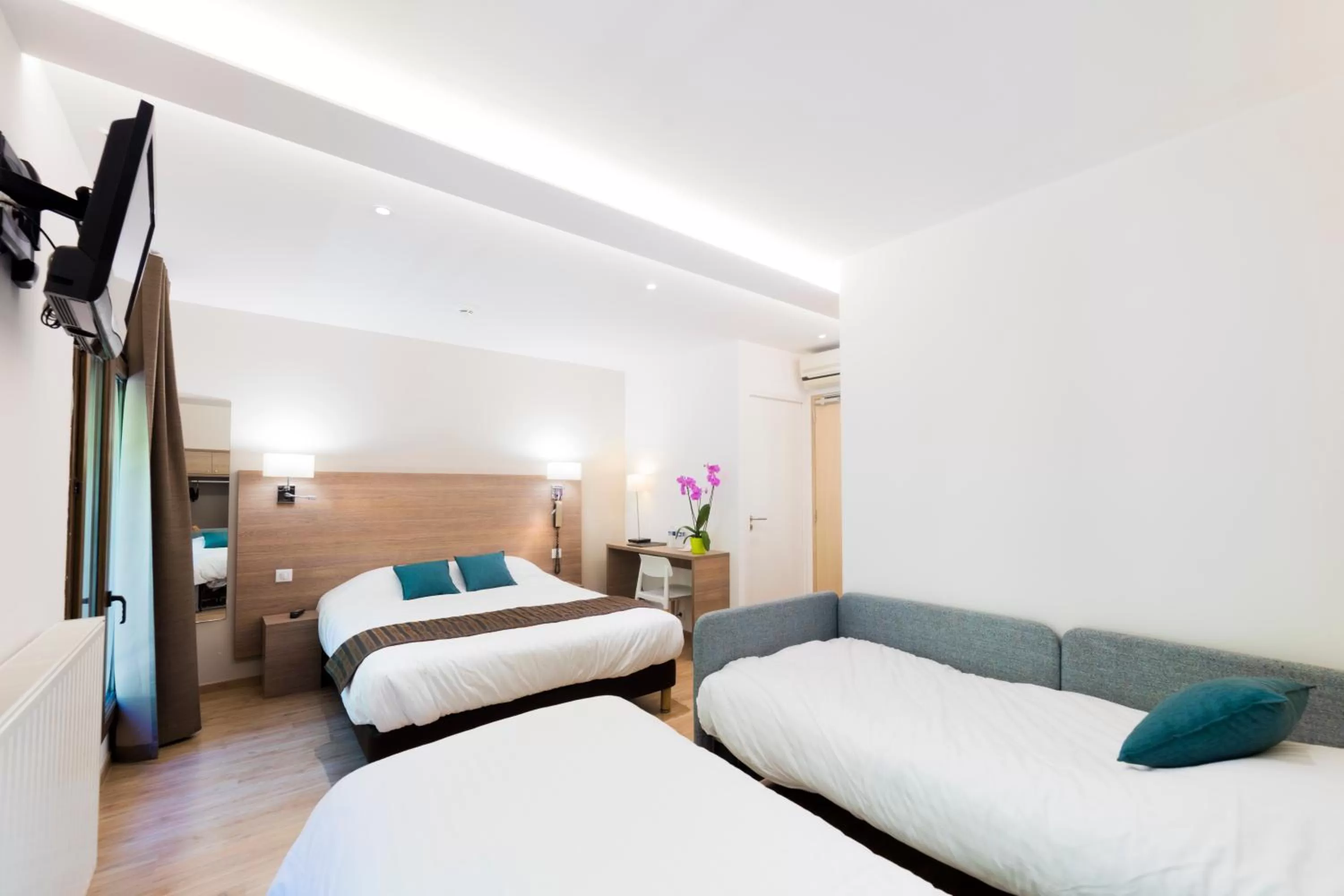 Photo of the whole room, Bed in Logis Hôtel Restaurant Le Cours