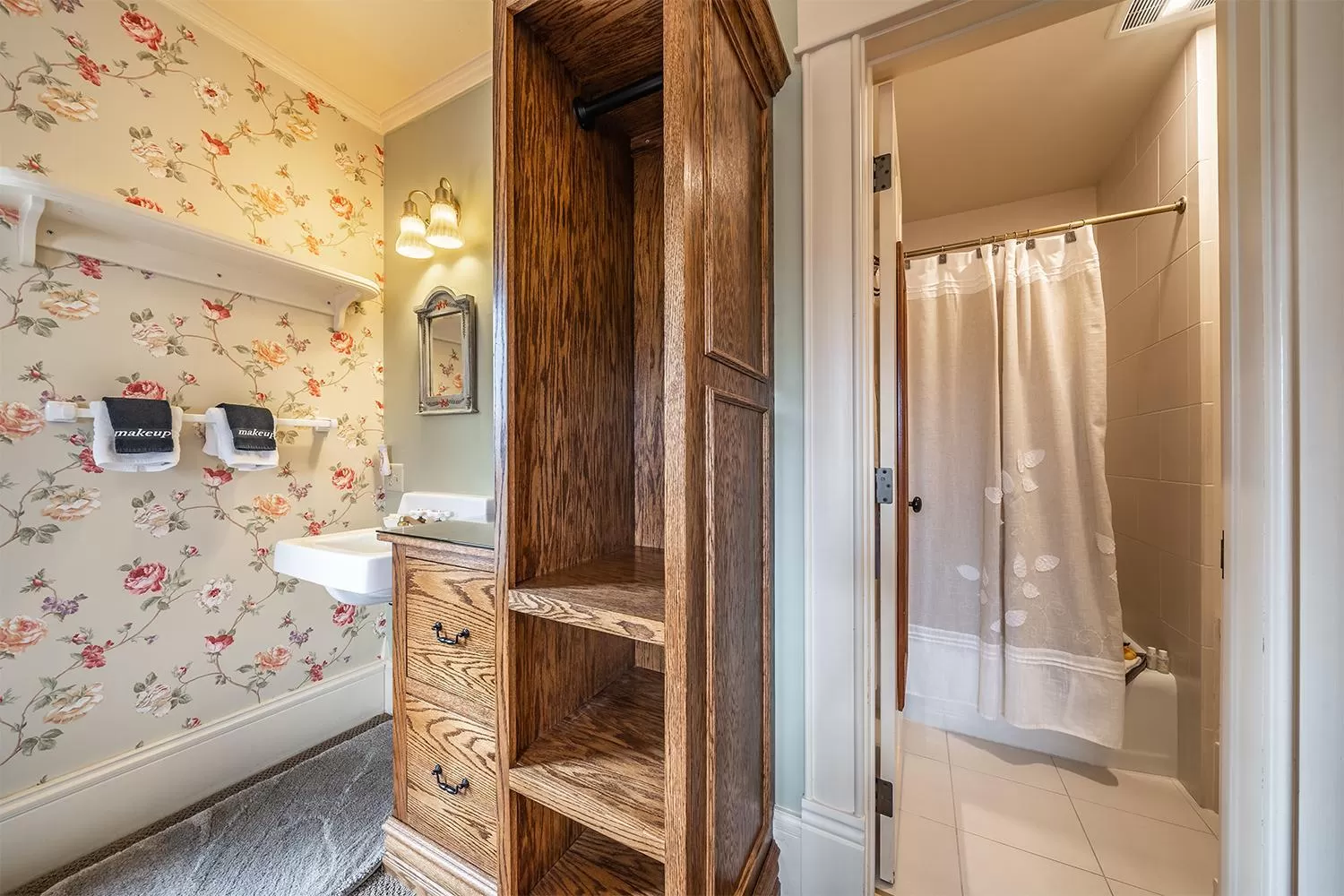 Bathroom in Abigail's Bed and Breakfast Inn