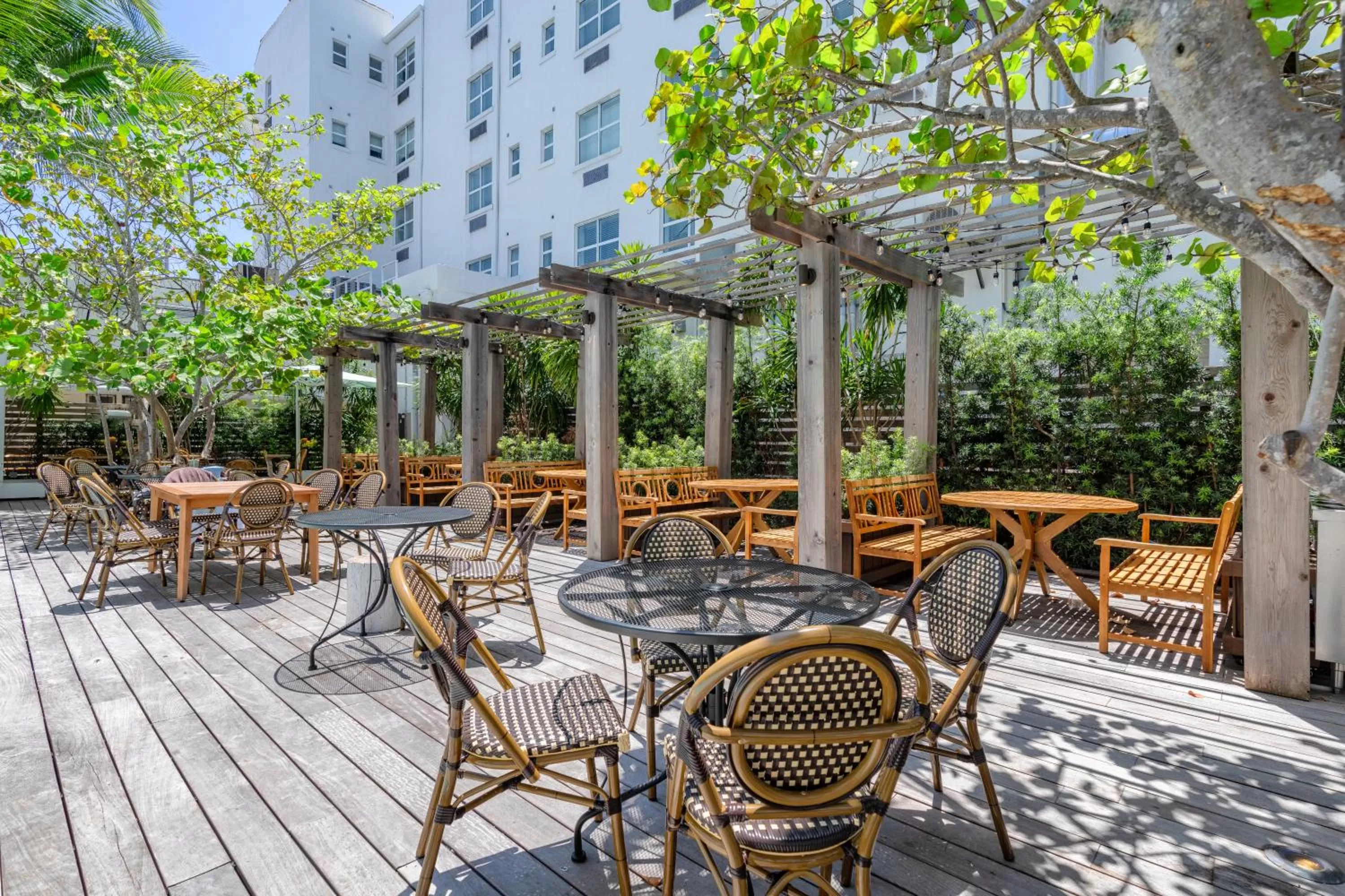 Balcony/Terrace, Restaurant/Places to Eat in The Variety by LuxUrban