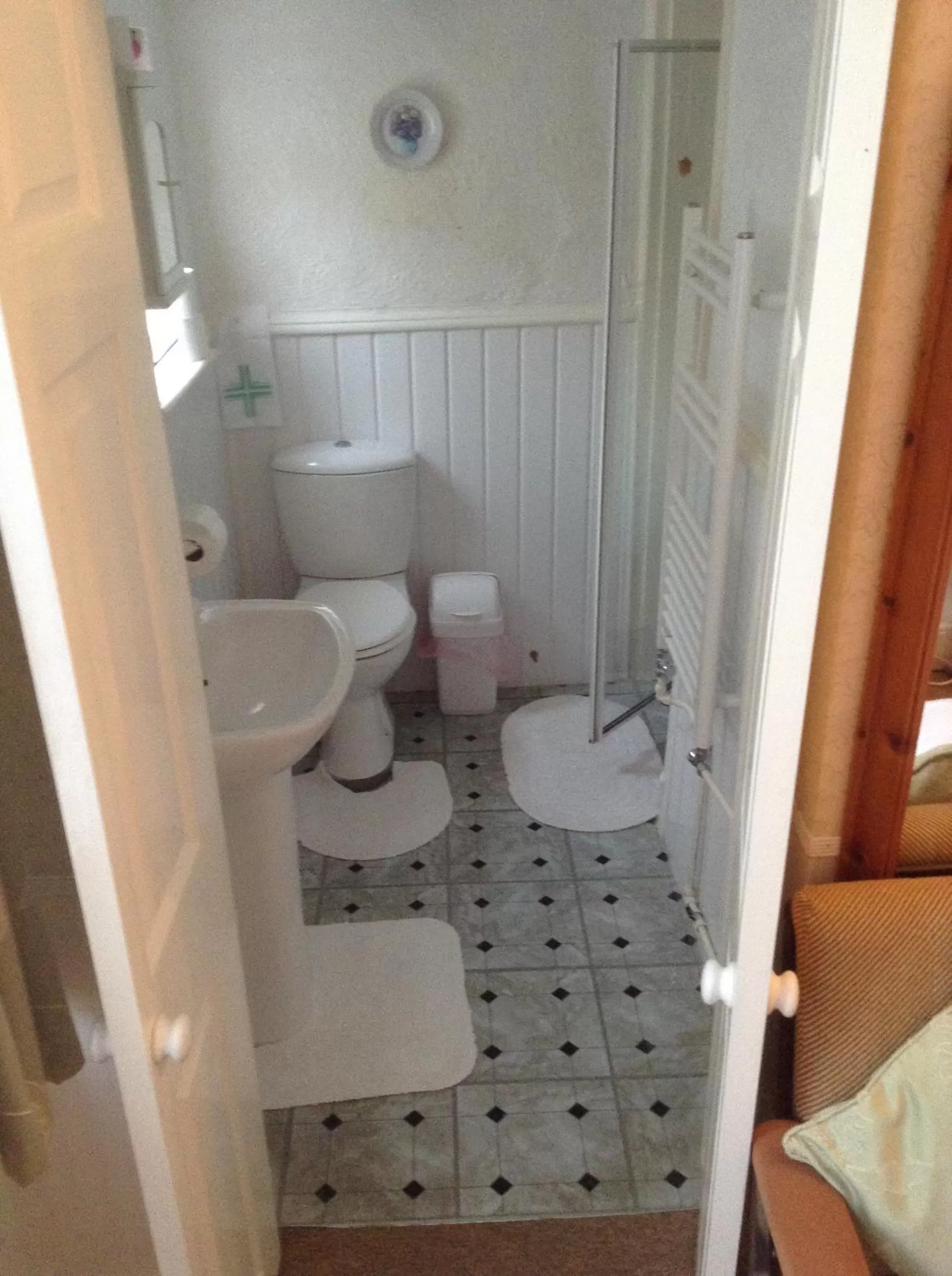 Twin Room with Shower in Claremont Guesthouse