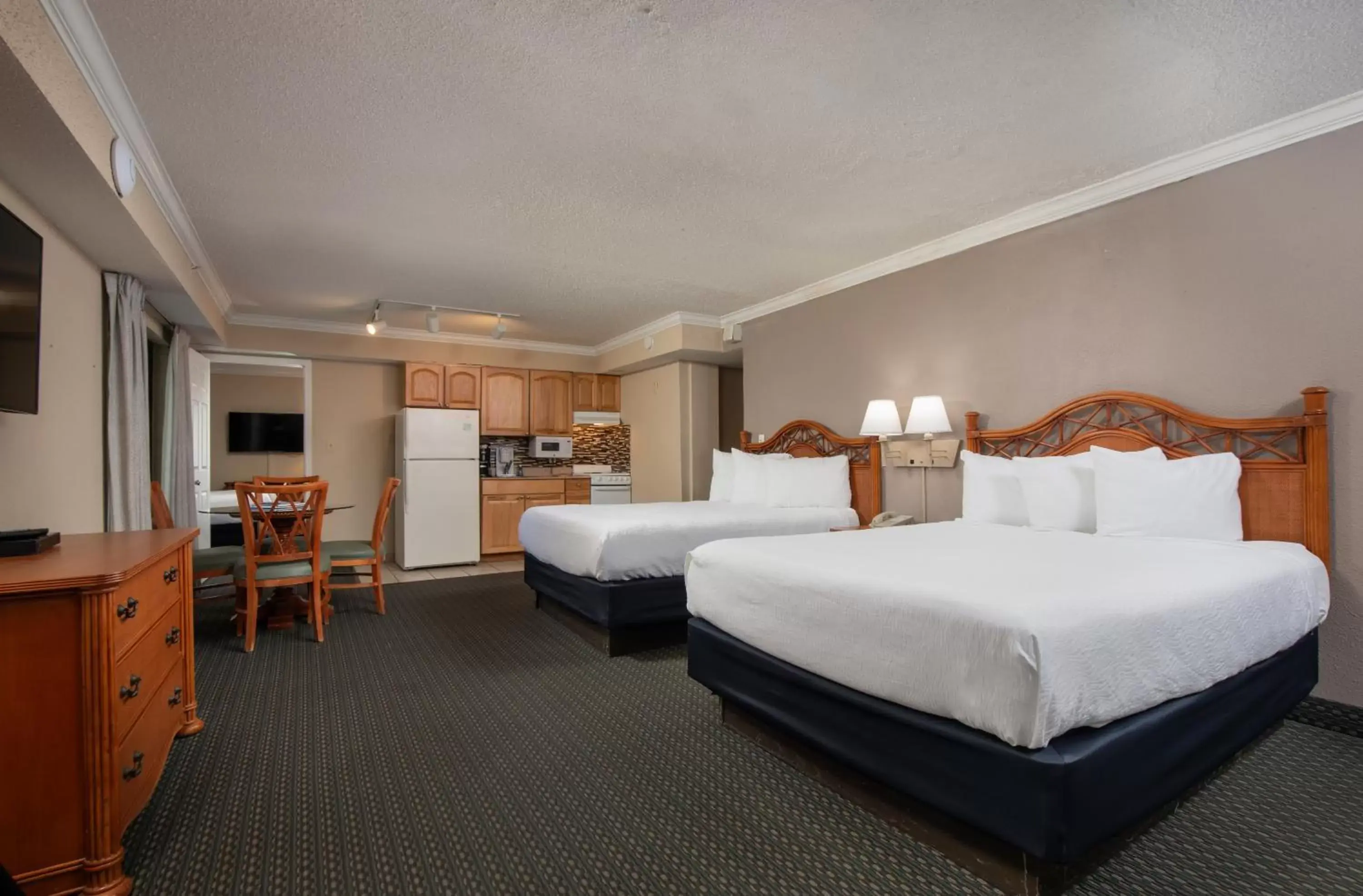 Deluxe Two-Room Suite in Grande Shores Deluxe Two-Room Suite in Grande Shores