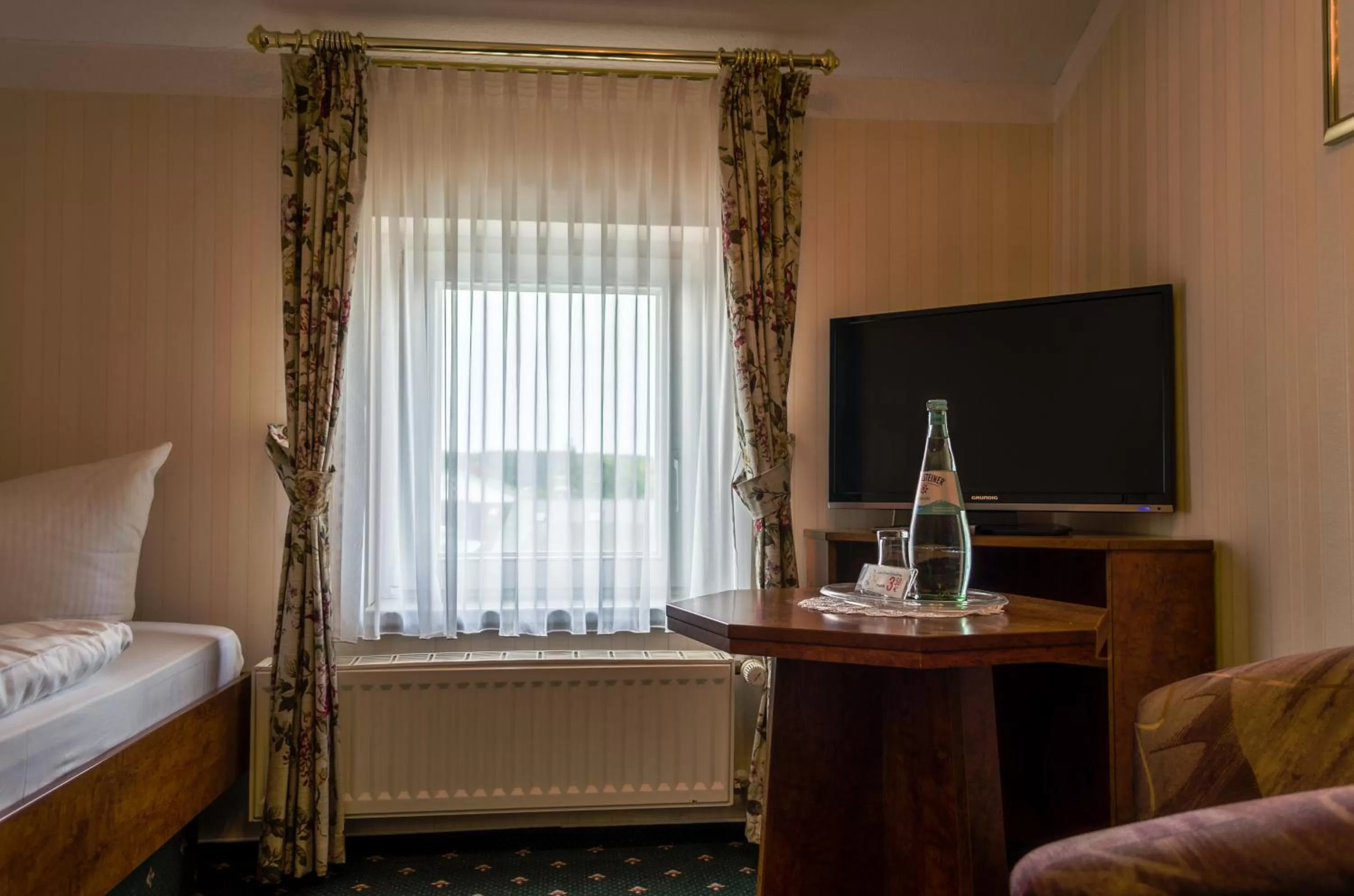 Photo of the whole room, TV/Entertainment Center in Hotel Meereswelle - Anno 1875