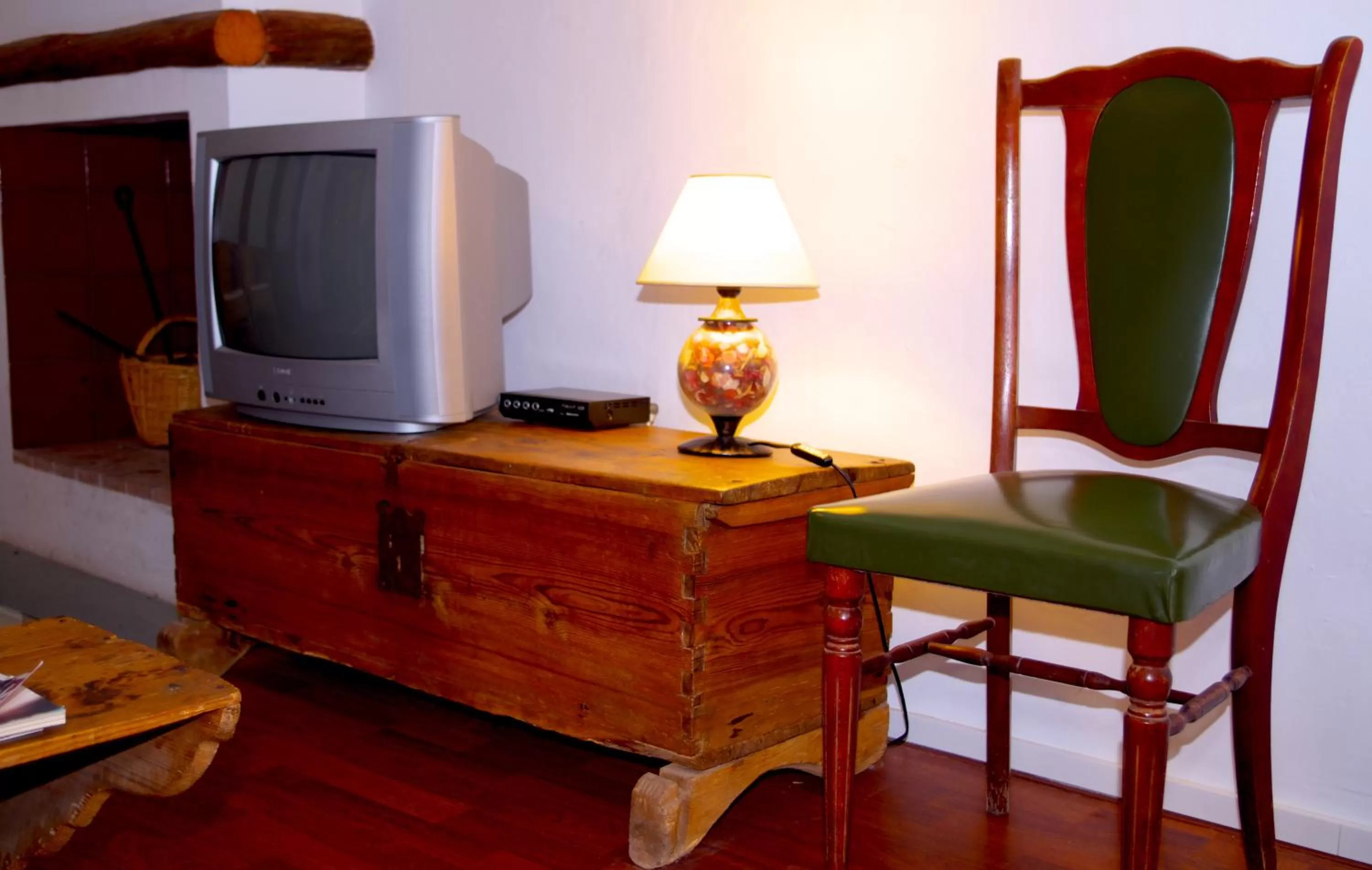 TV/Entertainment Center in Olmitos 3 Hotel boutique, Casa-Palacio