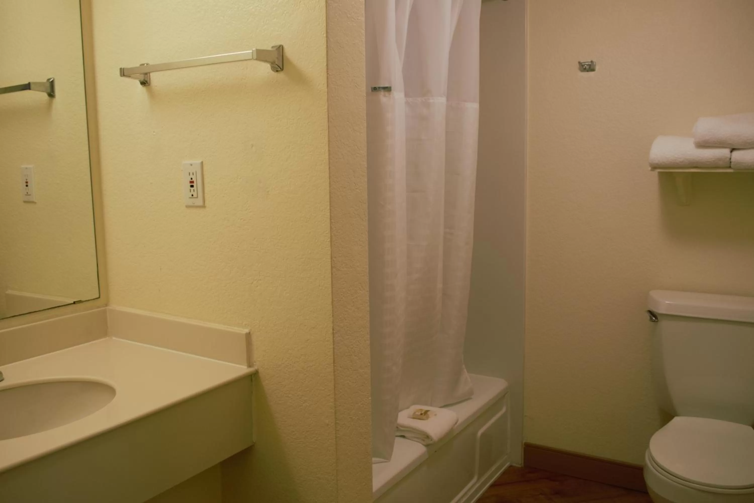 Bathroom in La Quinta Inn by Wyndham Austin Capitol / Downtown