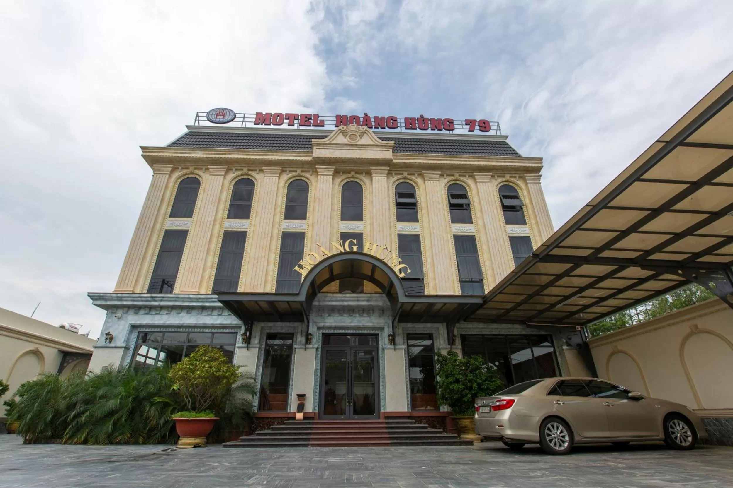 Property building in Hoang Hung Hotel