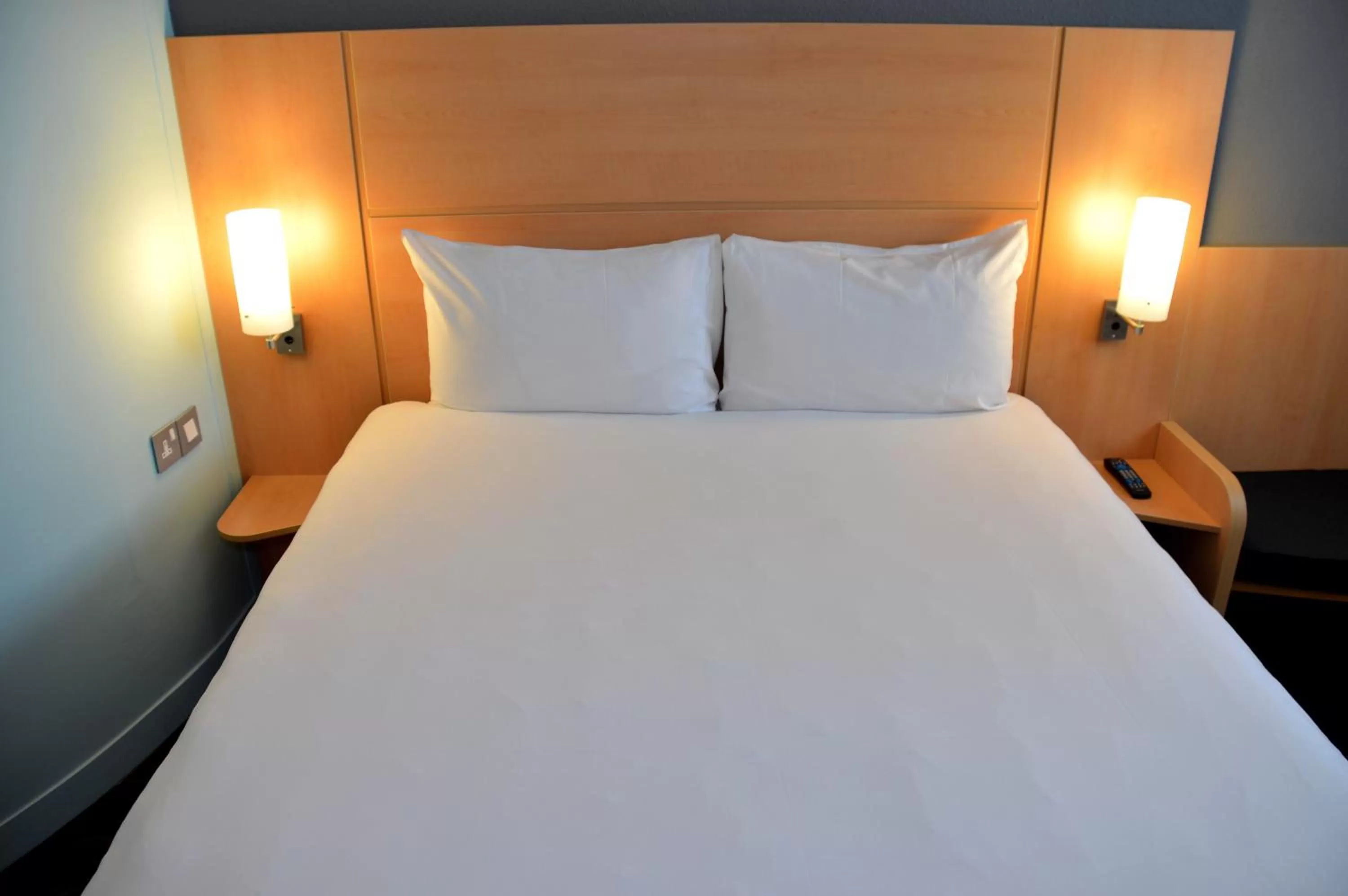 Bed in ibis Reading Centre