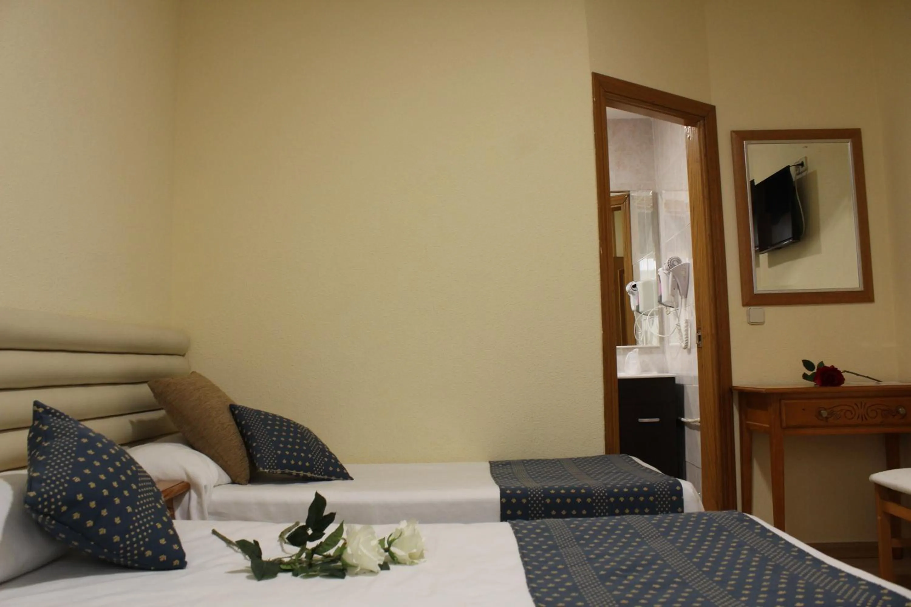 Bedroom, Bed in Hotel Cuatro Caños