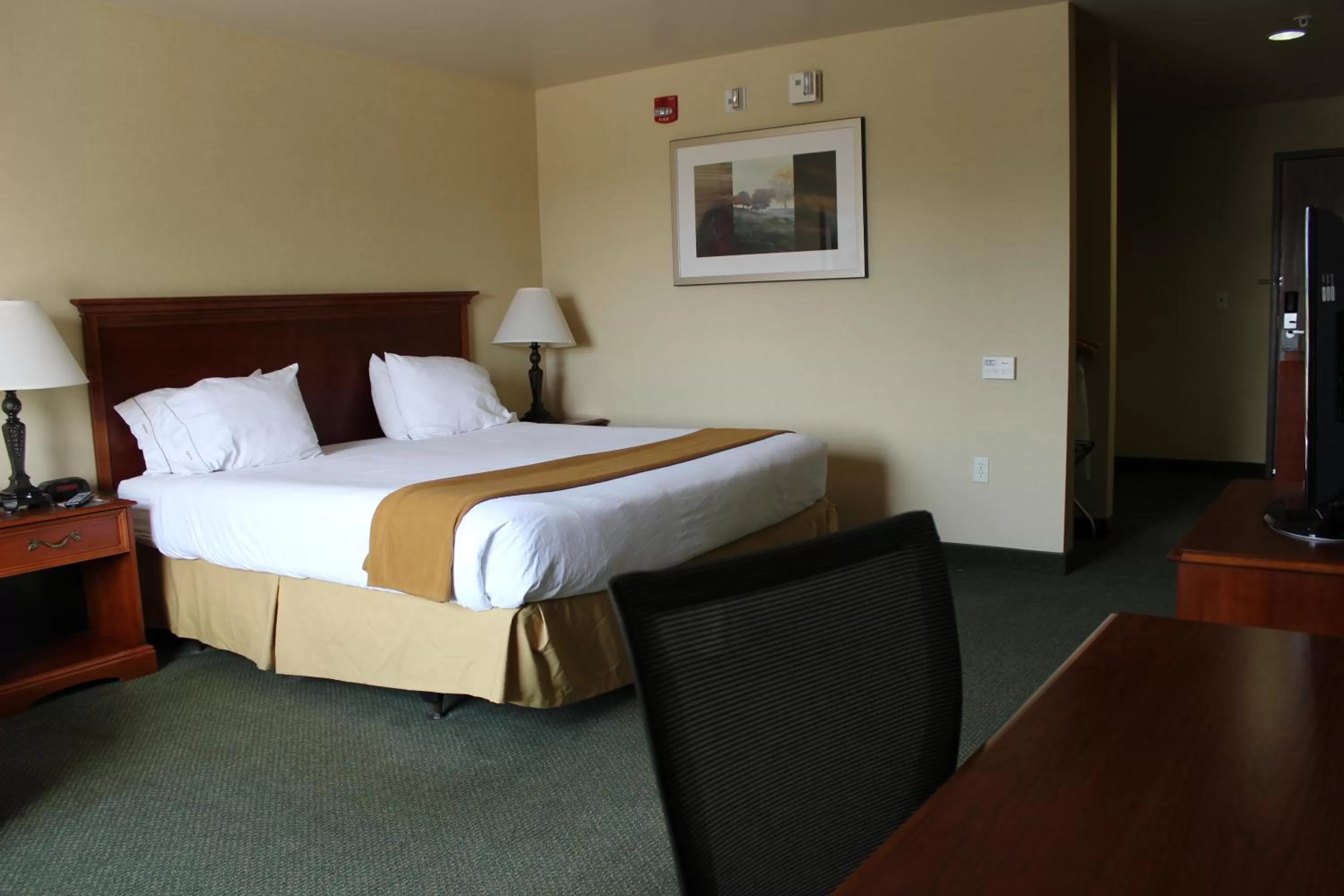 Bed in Holiday Inn Express Tehachapi by IHG