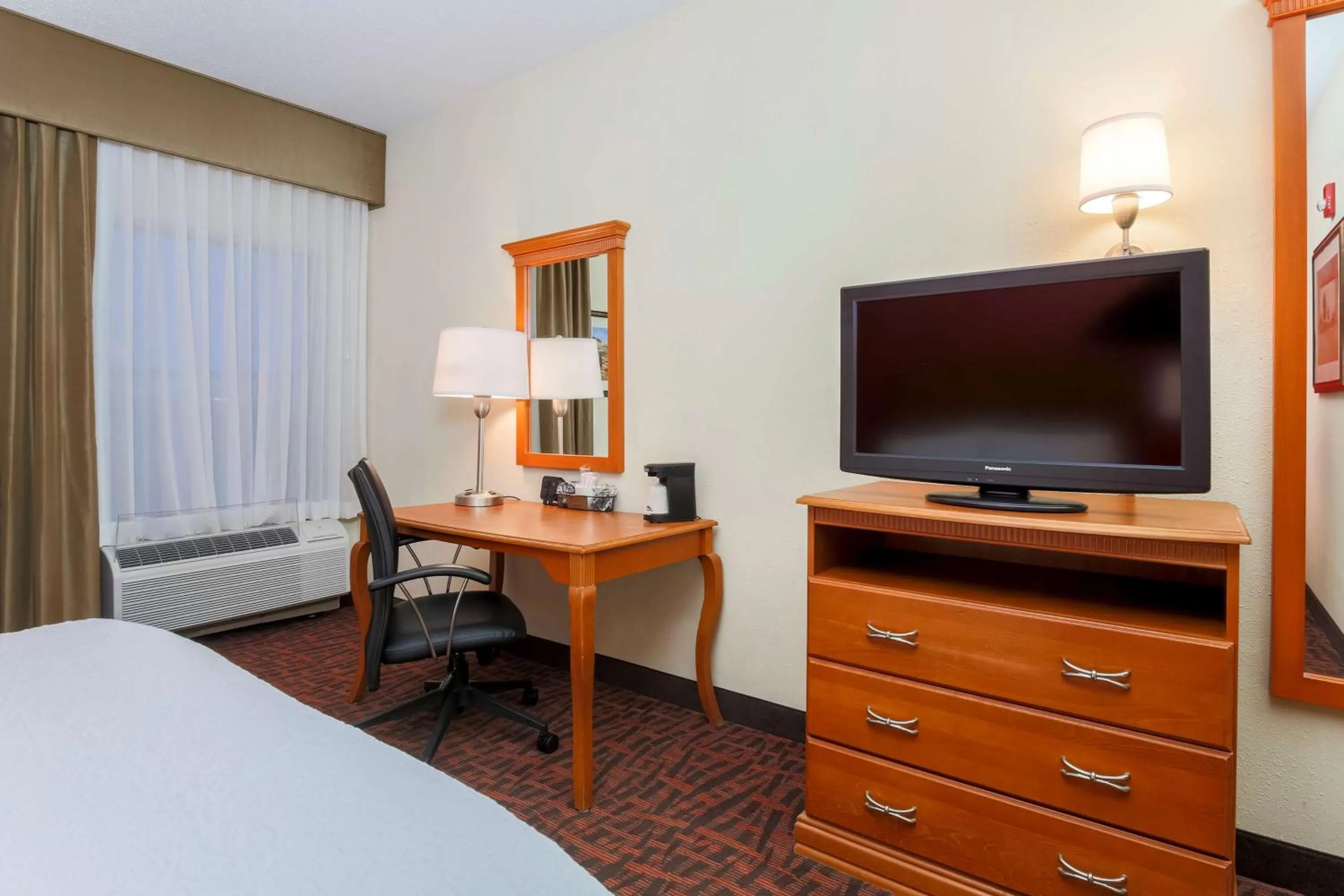 Bed, TV/Entertainment Center in Hampton Inn Dayton/Fairborn