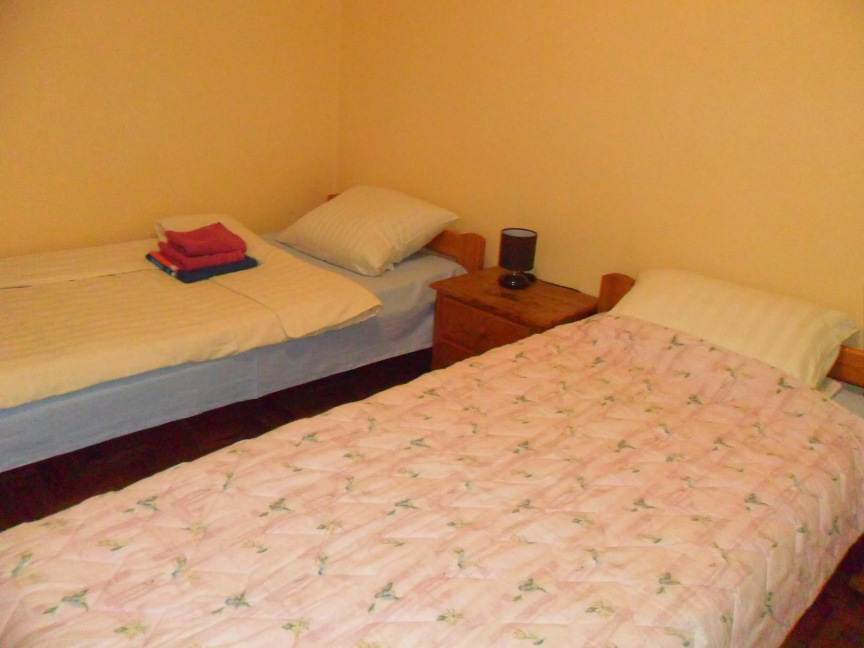 Photo of the whole room, Bed in Rooms MBM