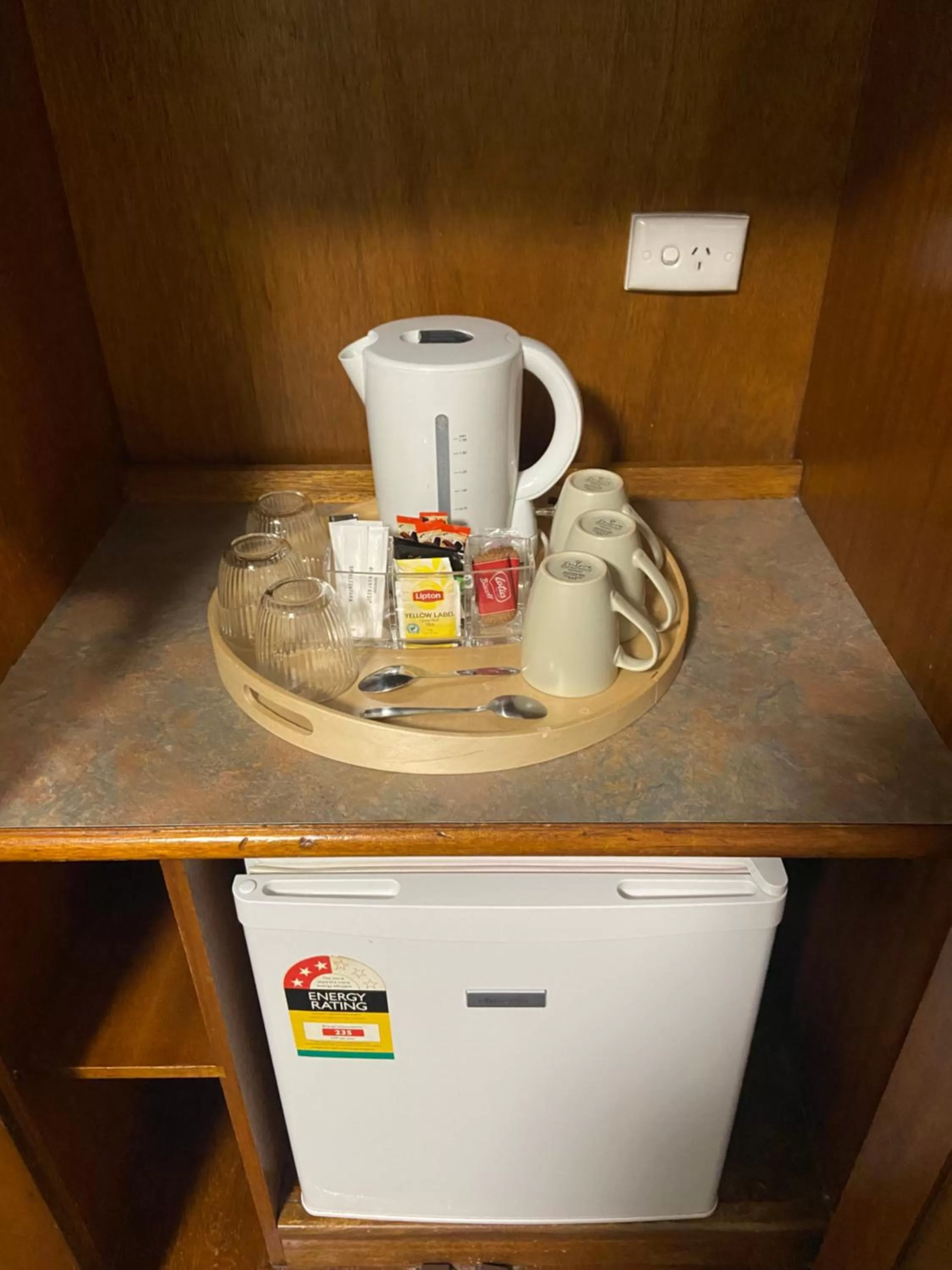 Coffee/tea facilities in Adelaide Inn