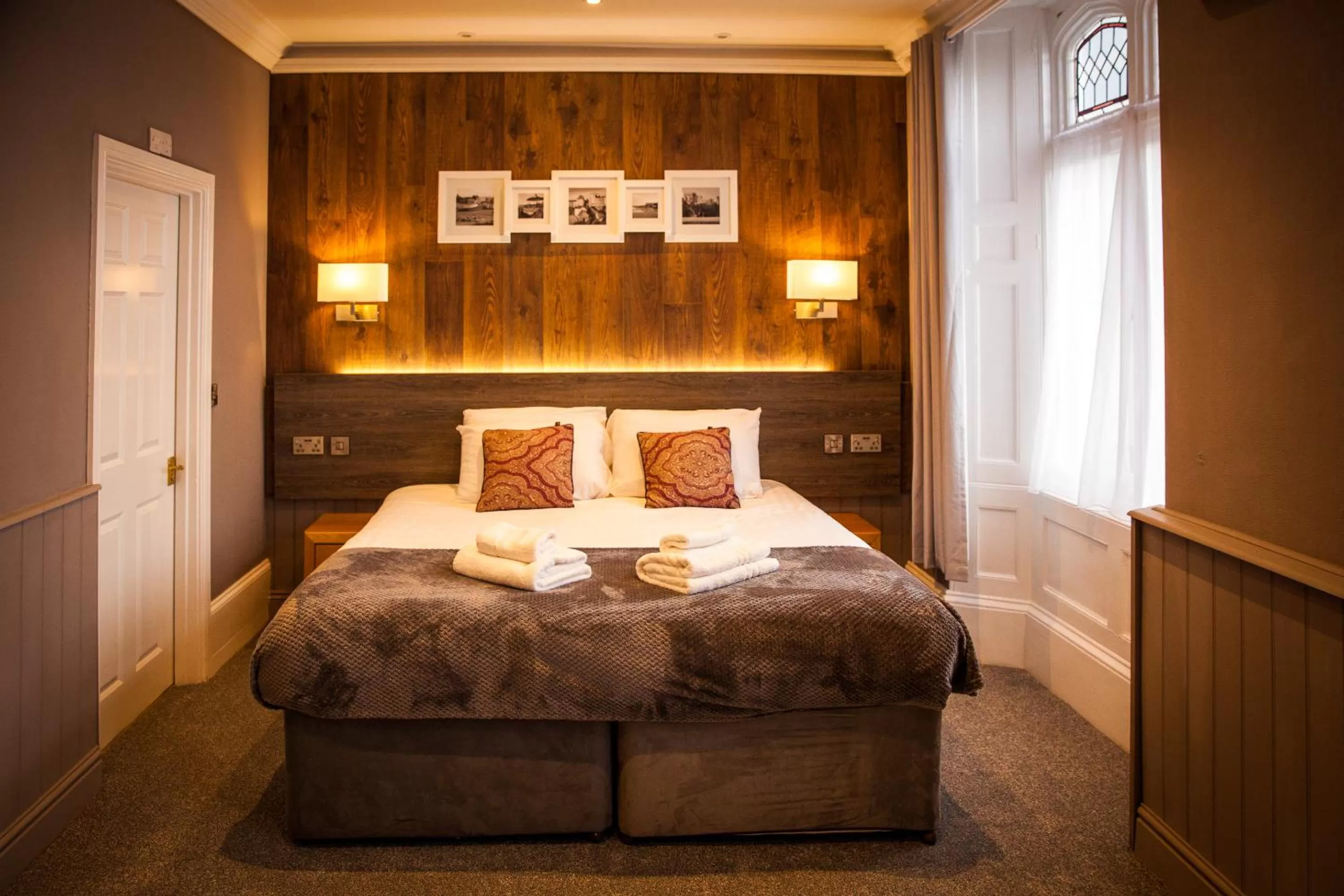 Photo of the whole room, Bed in Heywood Spa Hotel