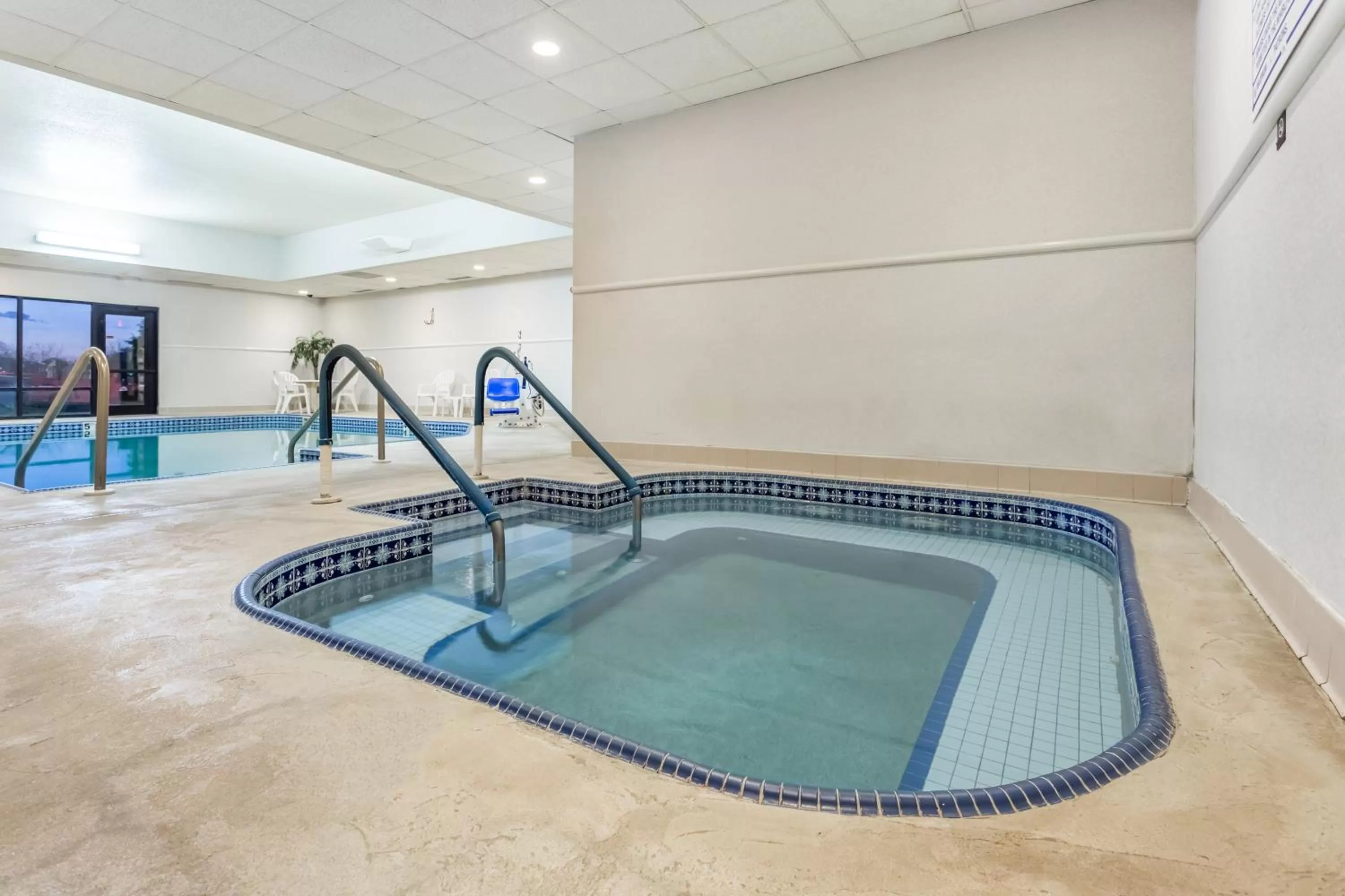 Hot Tub in Super 8 by Wyndham Germantown/Milwaukee