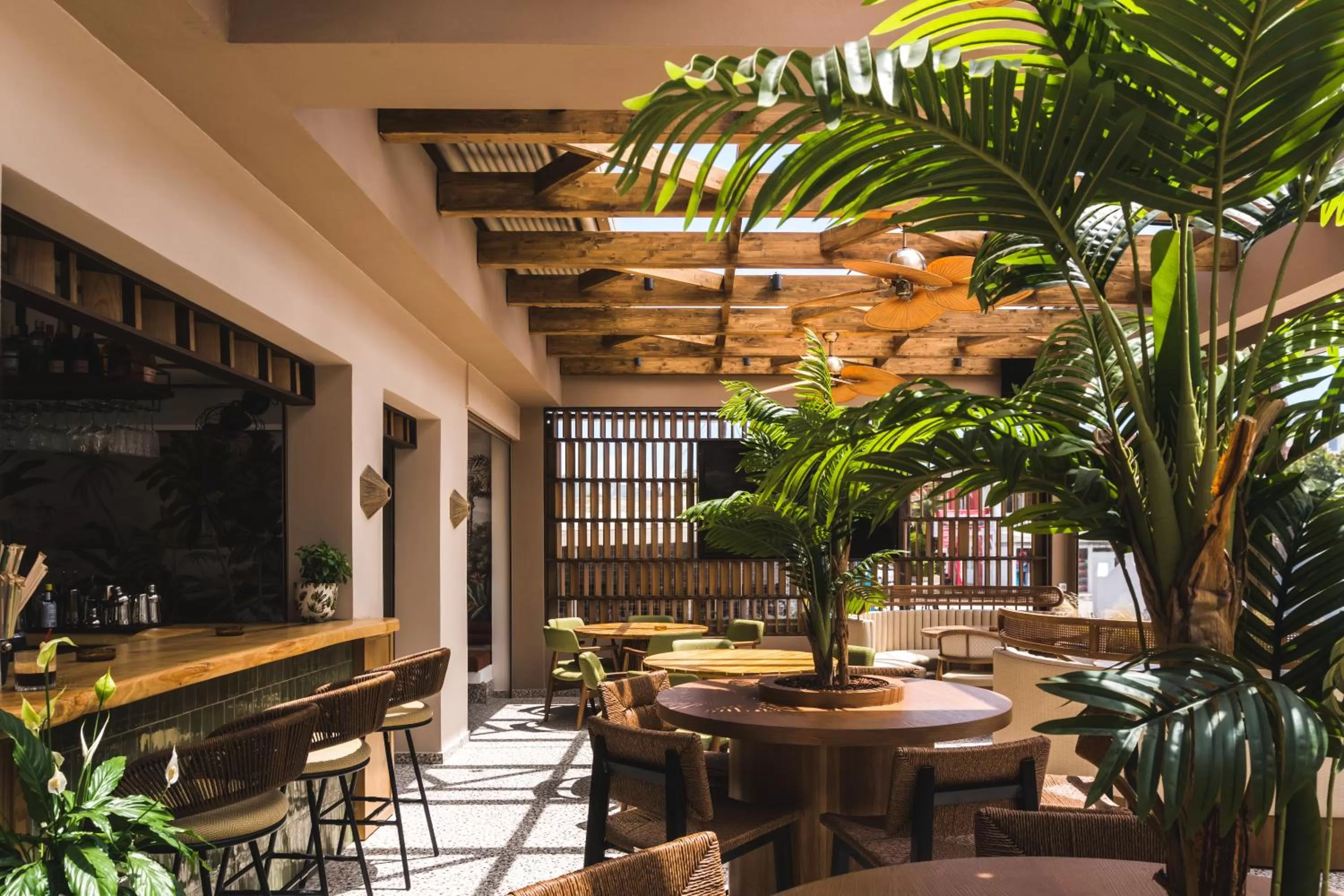 Restaurant/places to eat in Canadian Hotel