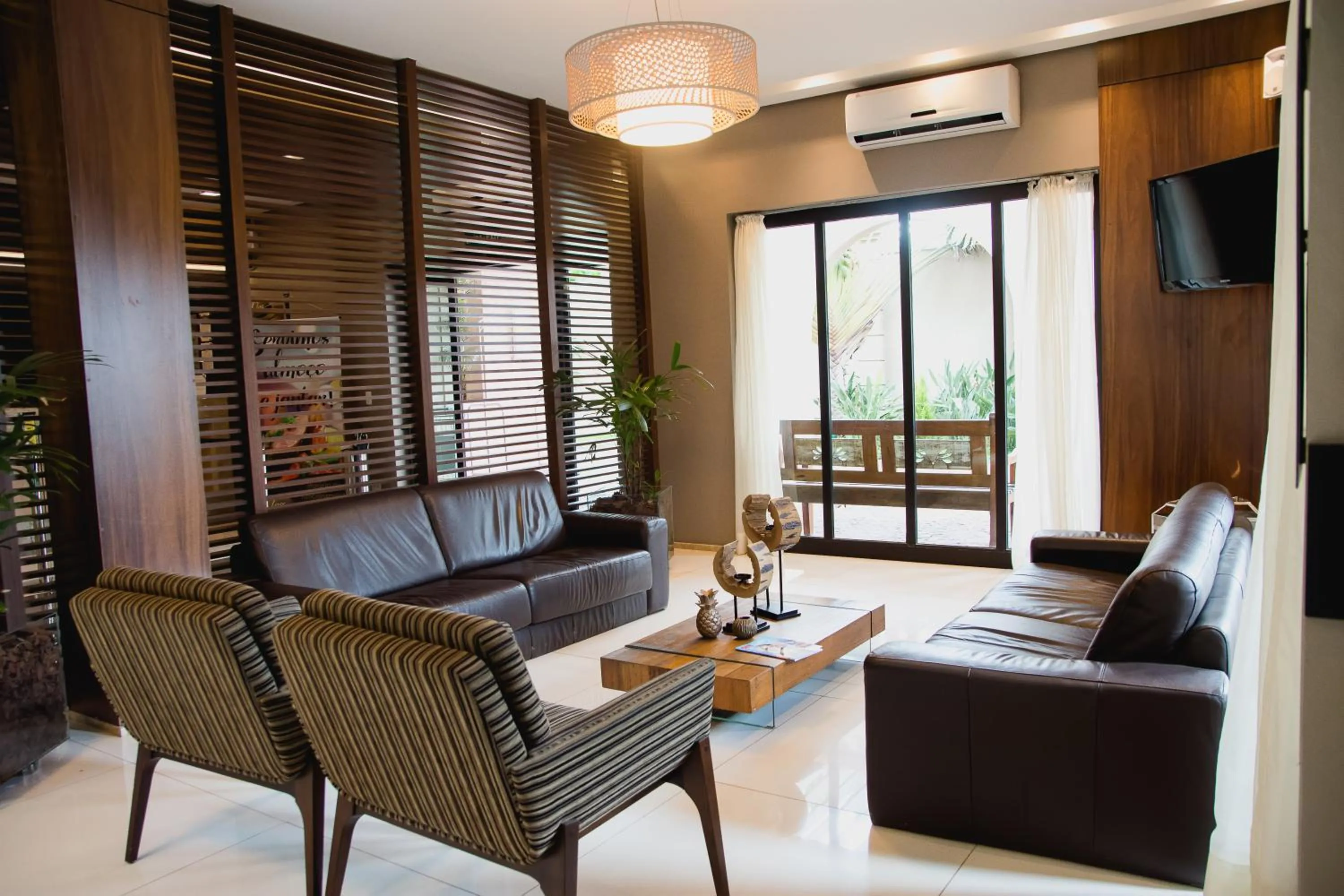 Communal lounge/ TV room in Class Hotel Alfenas