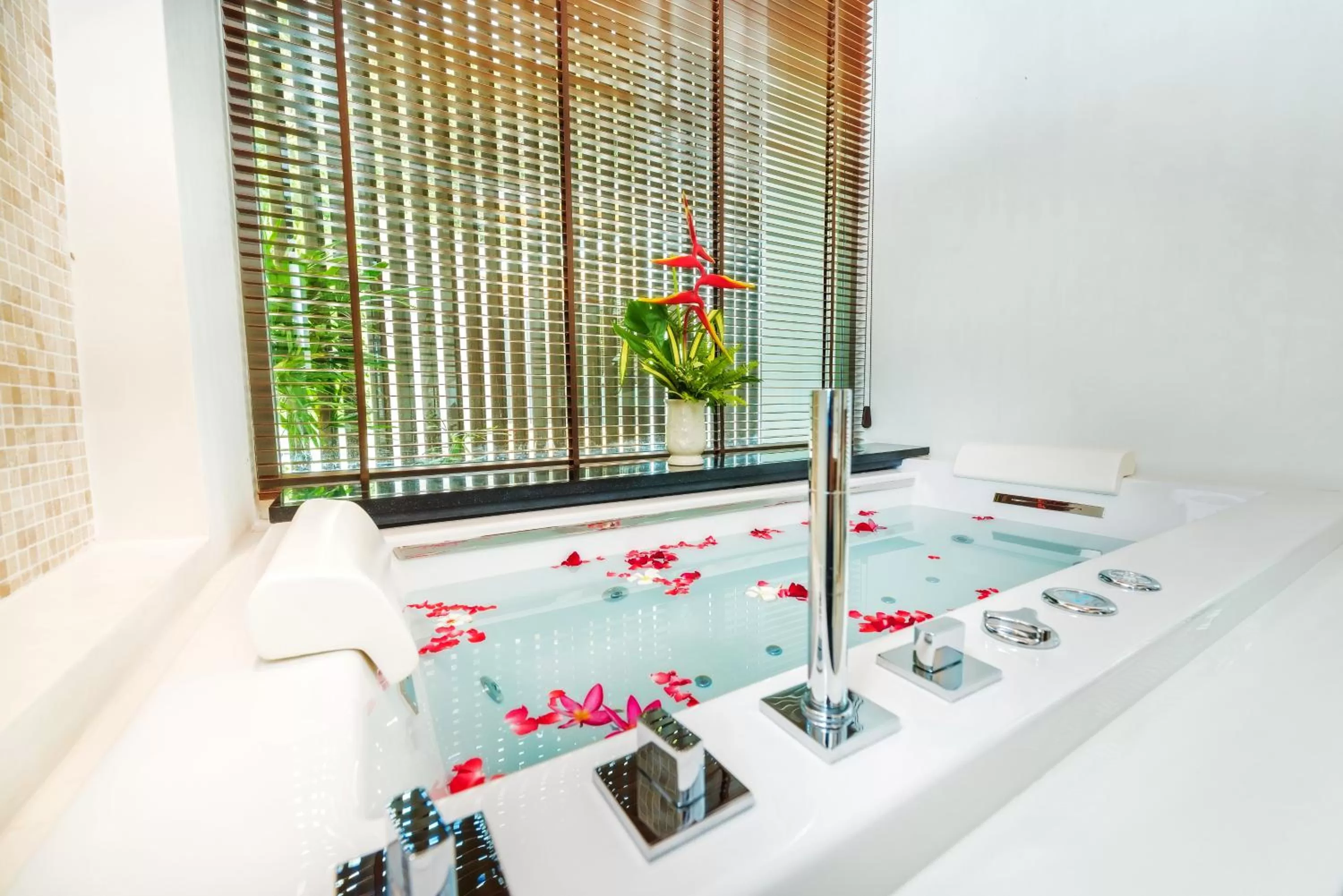 Bathroom in Wyndham Sea Pearl Resort, Phuket