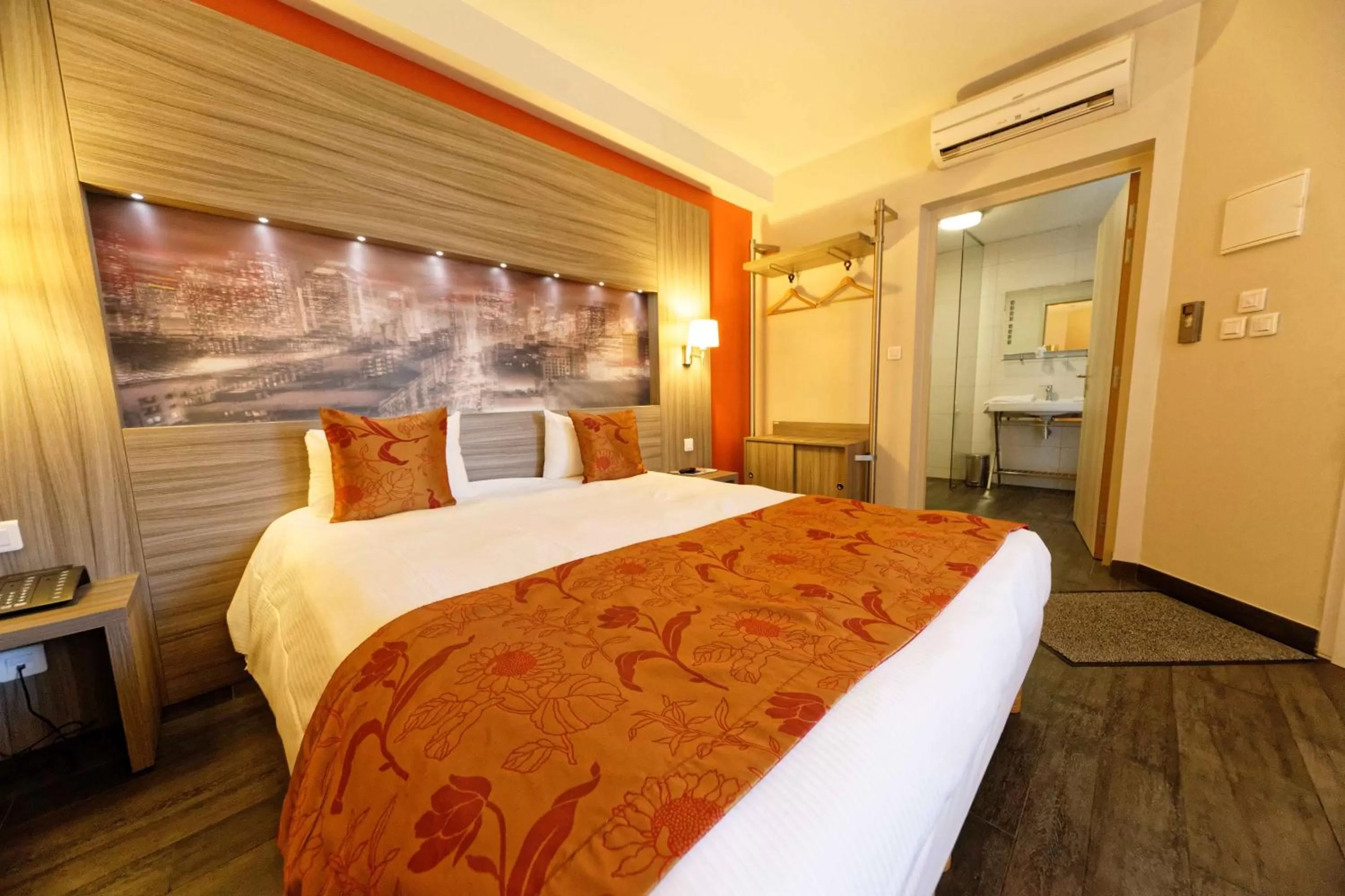 Bed in Charme Hôtel, Montbéliard Sud