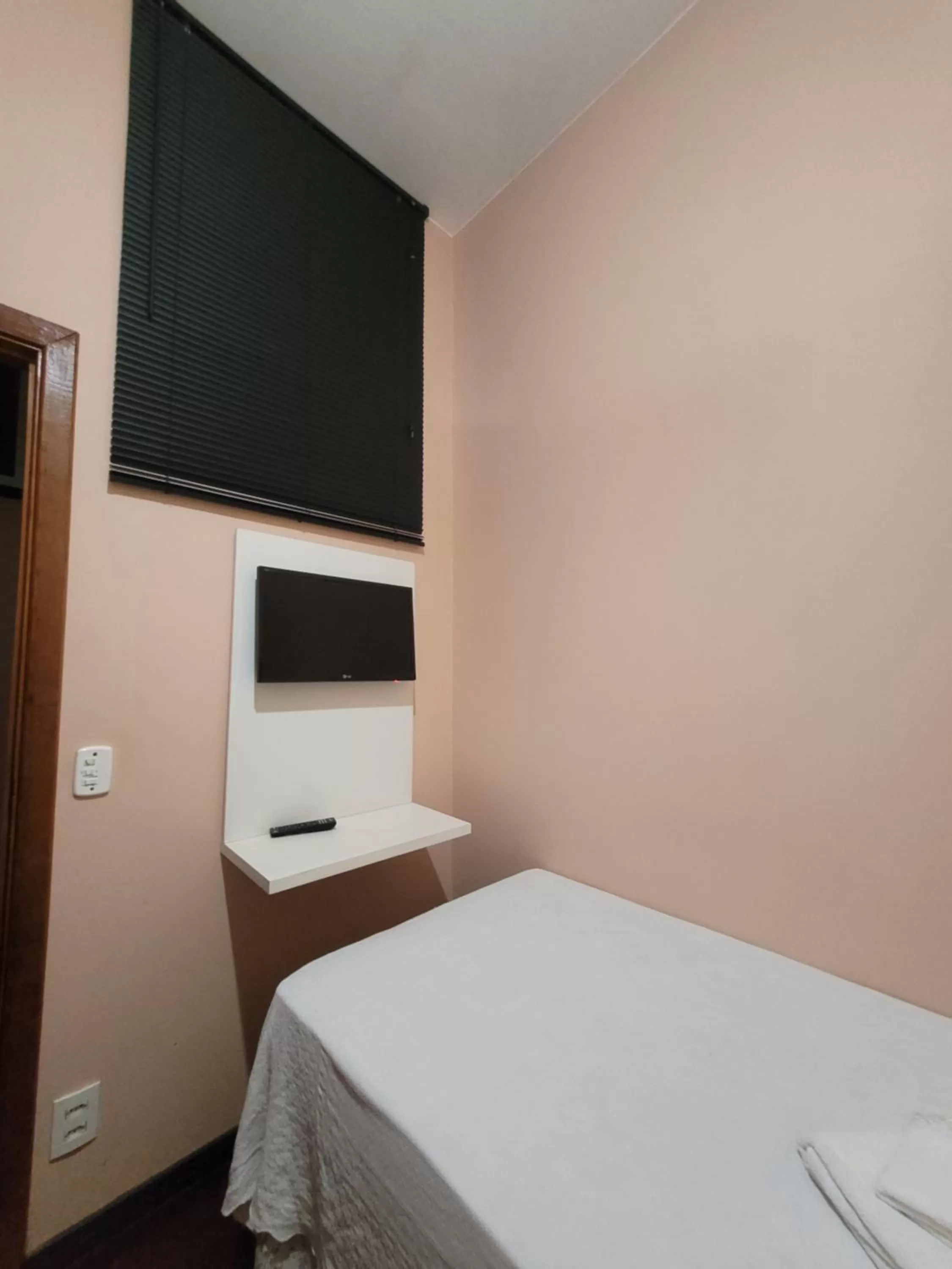 Photo of the whole room, Bed in KzaZendf Cama e Cafe Asa Sul