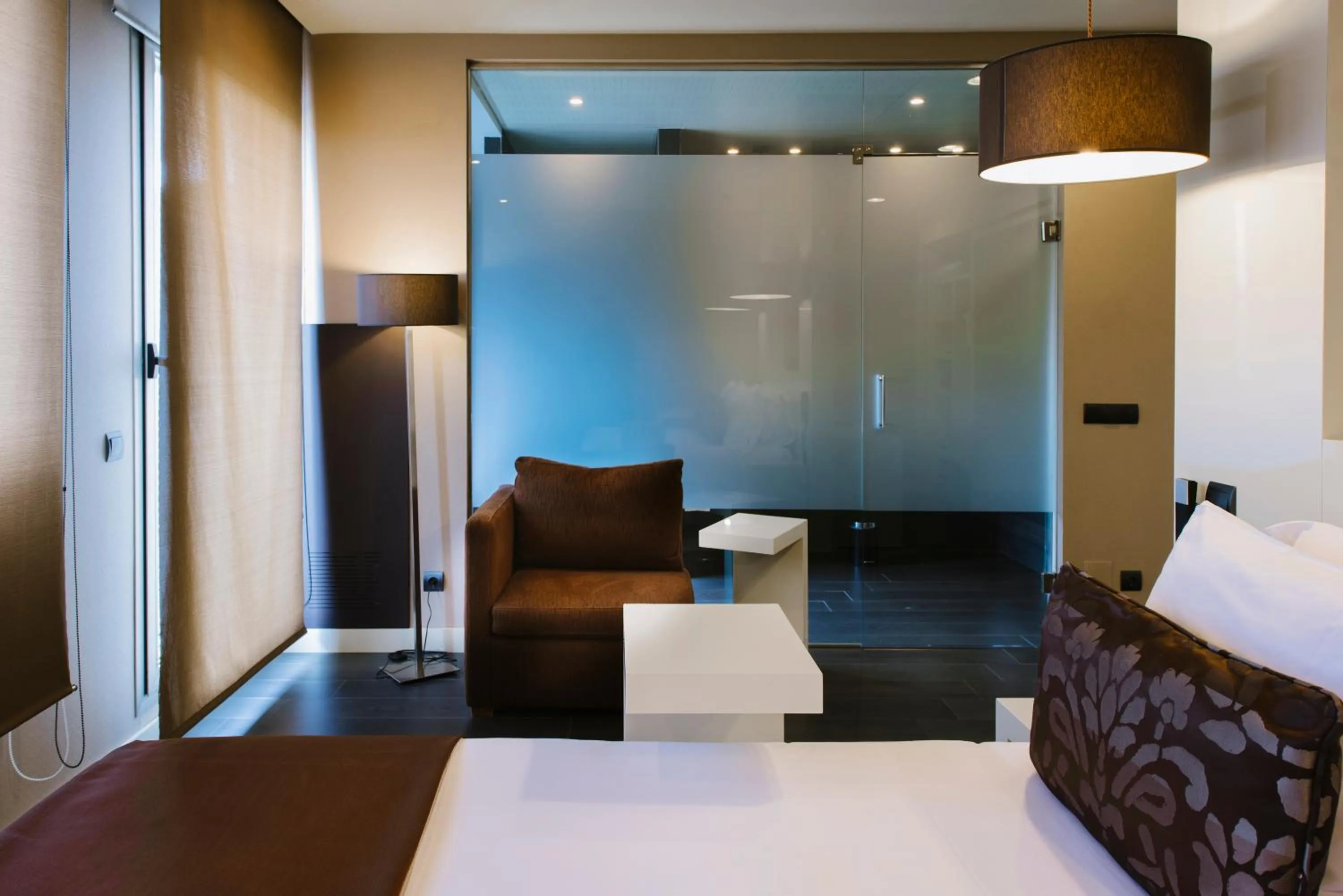 Photo of the whole room, Bed in PCM Forum Alcalá