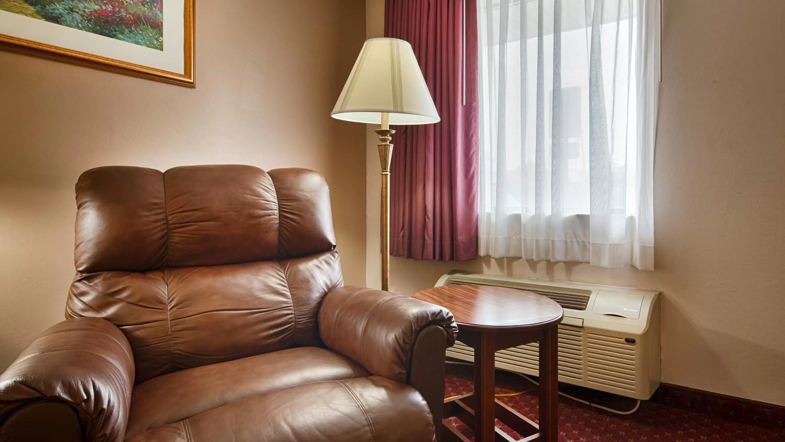 Seating area in Super 8 by Wyndham McGehee