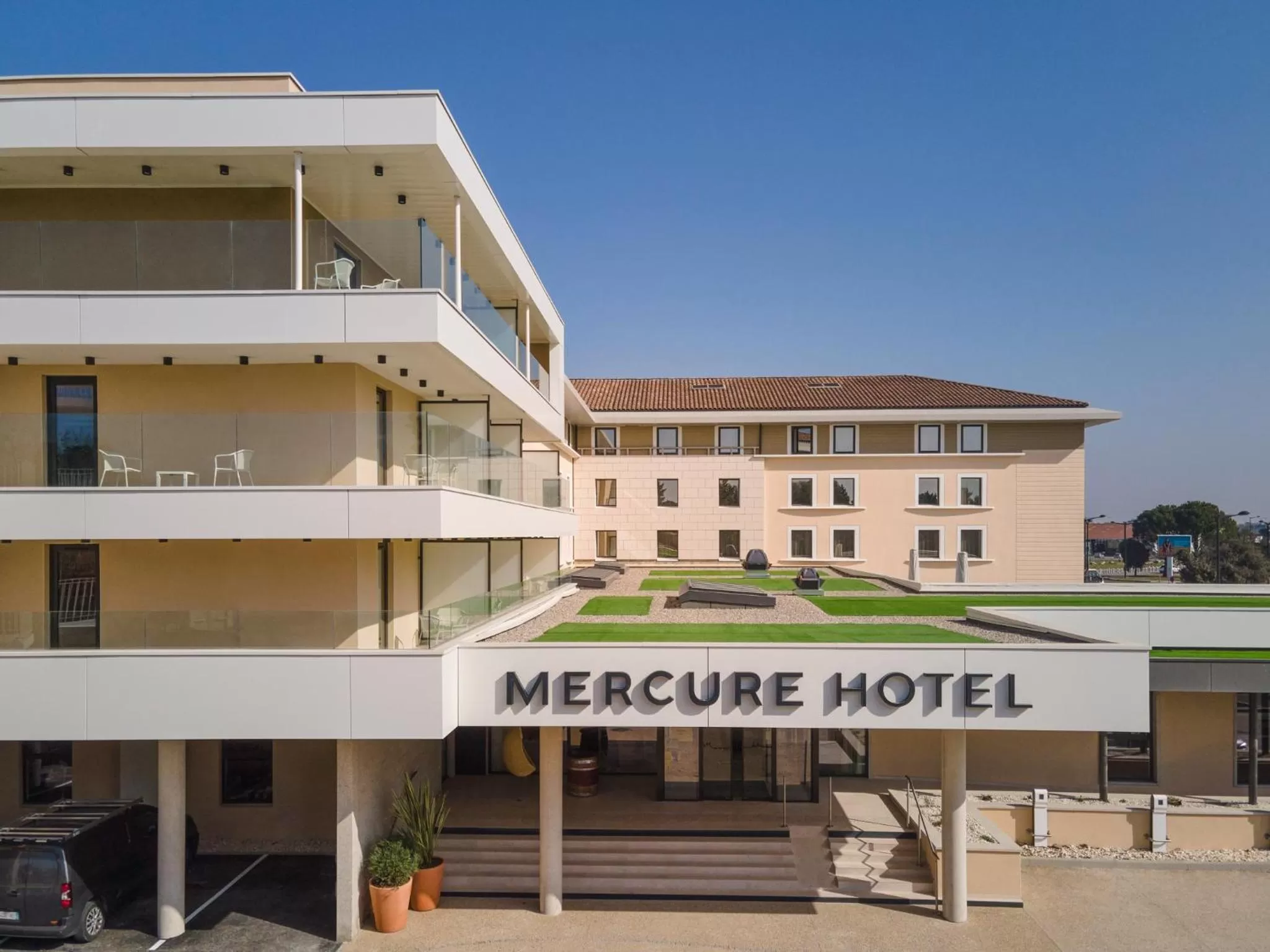 Property building in Mercure Avignon TGV Hotel & Spa