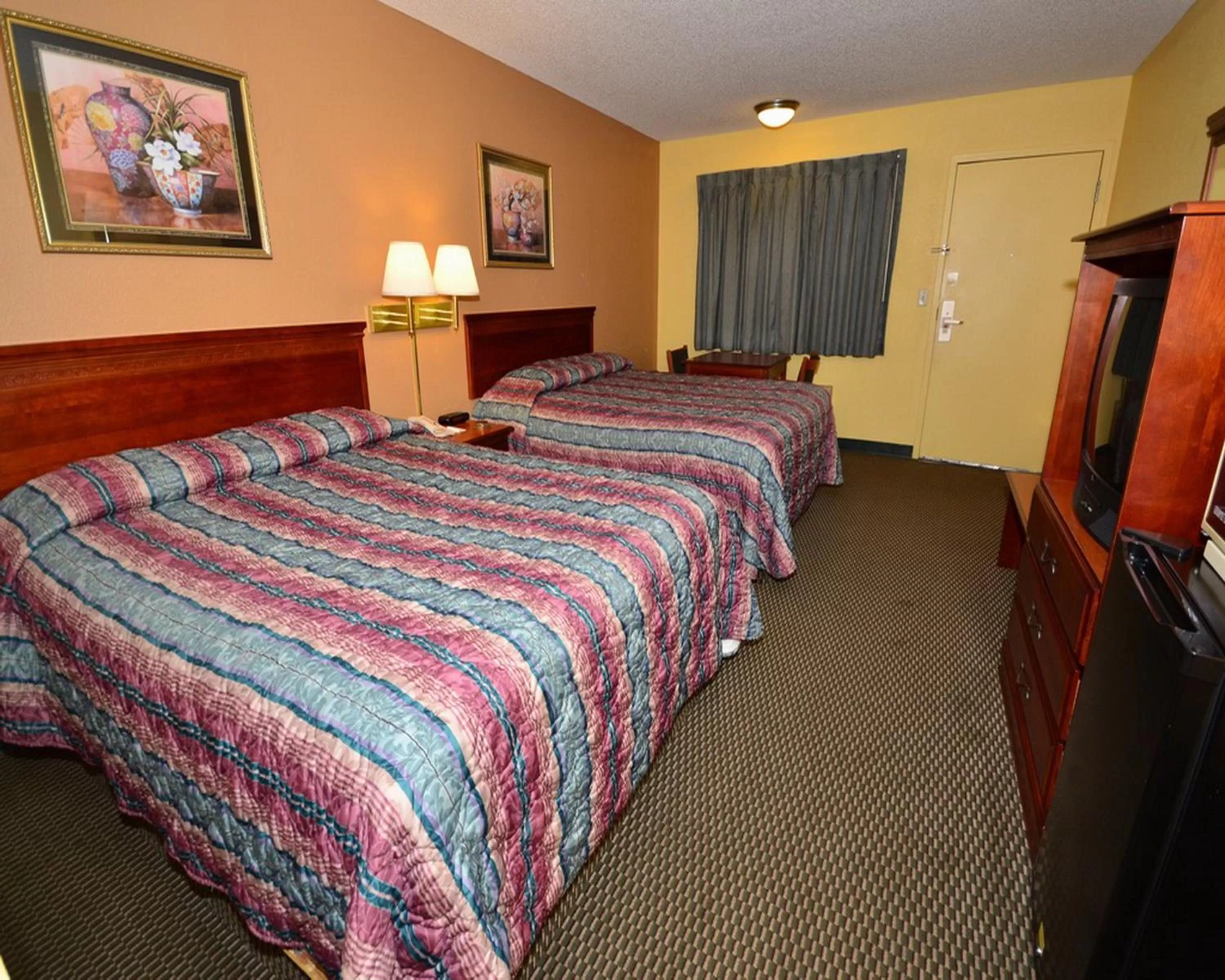 Queen Room with Two Queen Beds - Non-Smoking in Econo Lodge Saint Robert