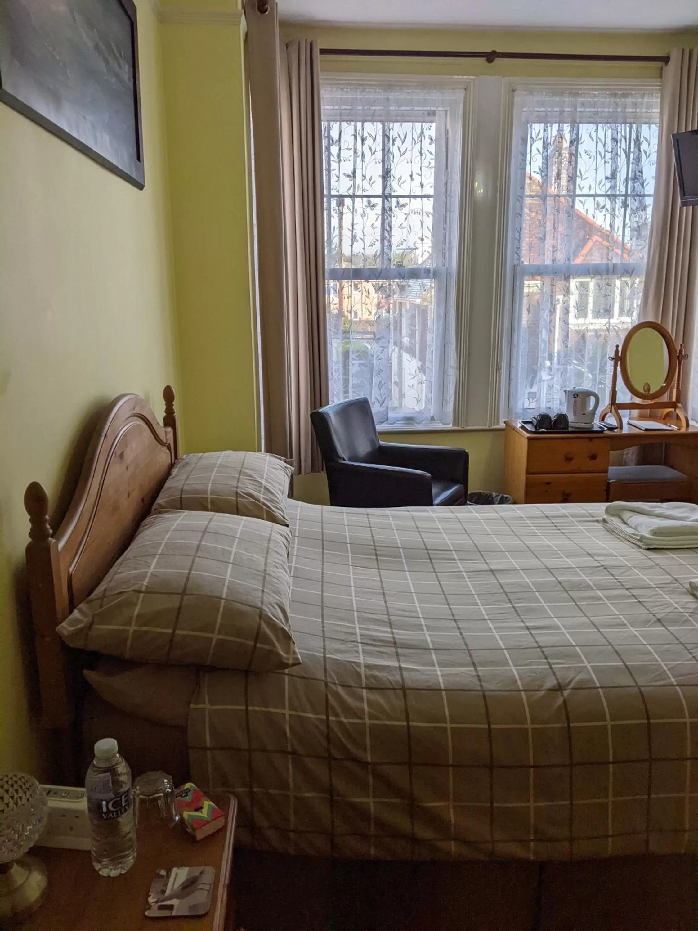 Bed in Kingswinford Guest House with Free Parking