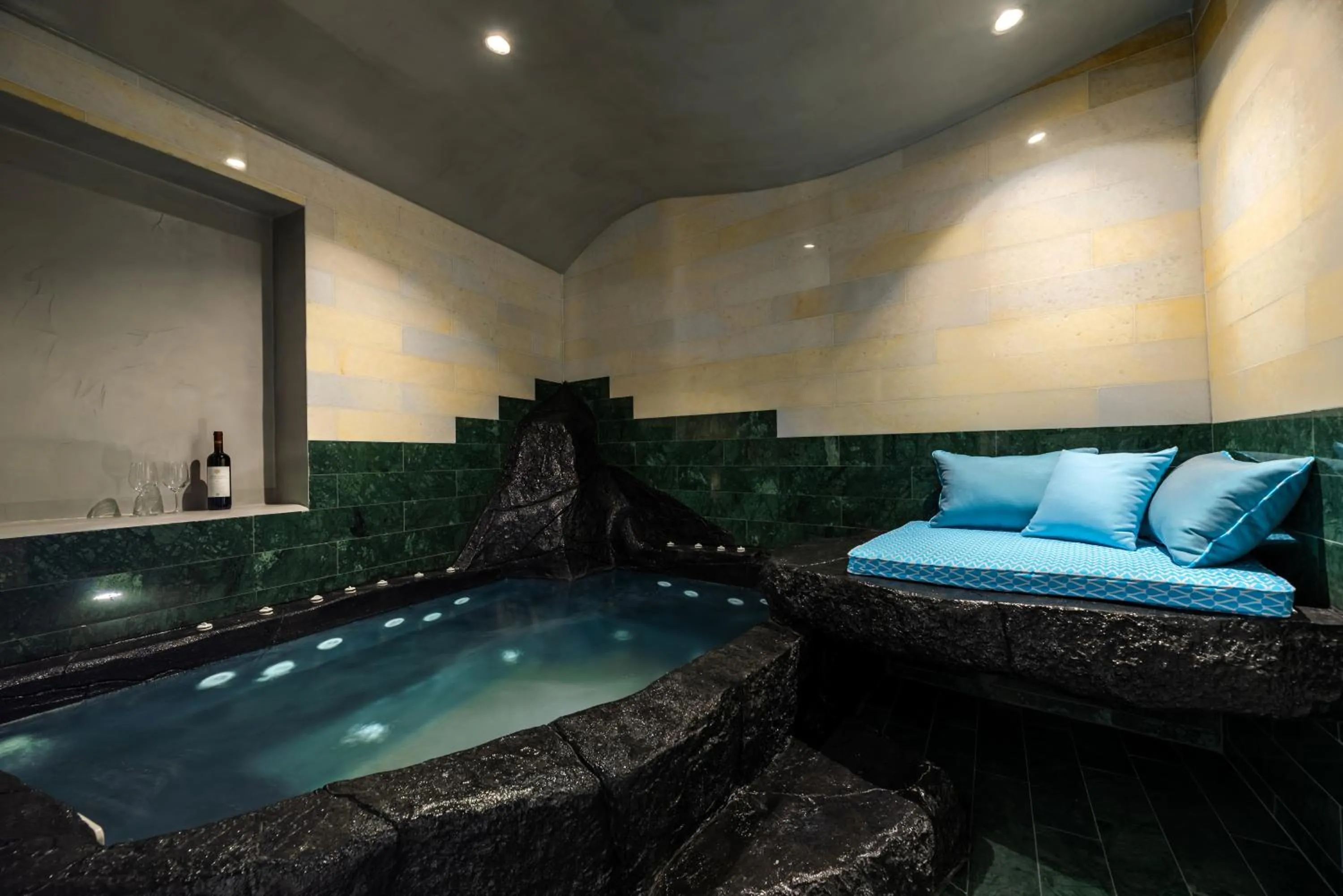 Hot Tub in Daydream Luxury Suites