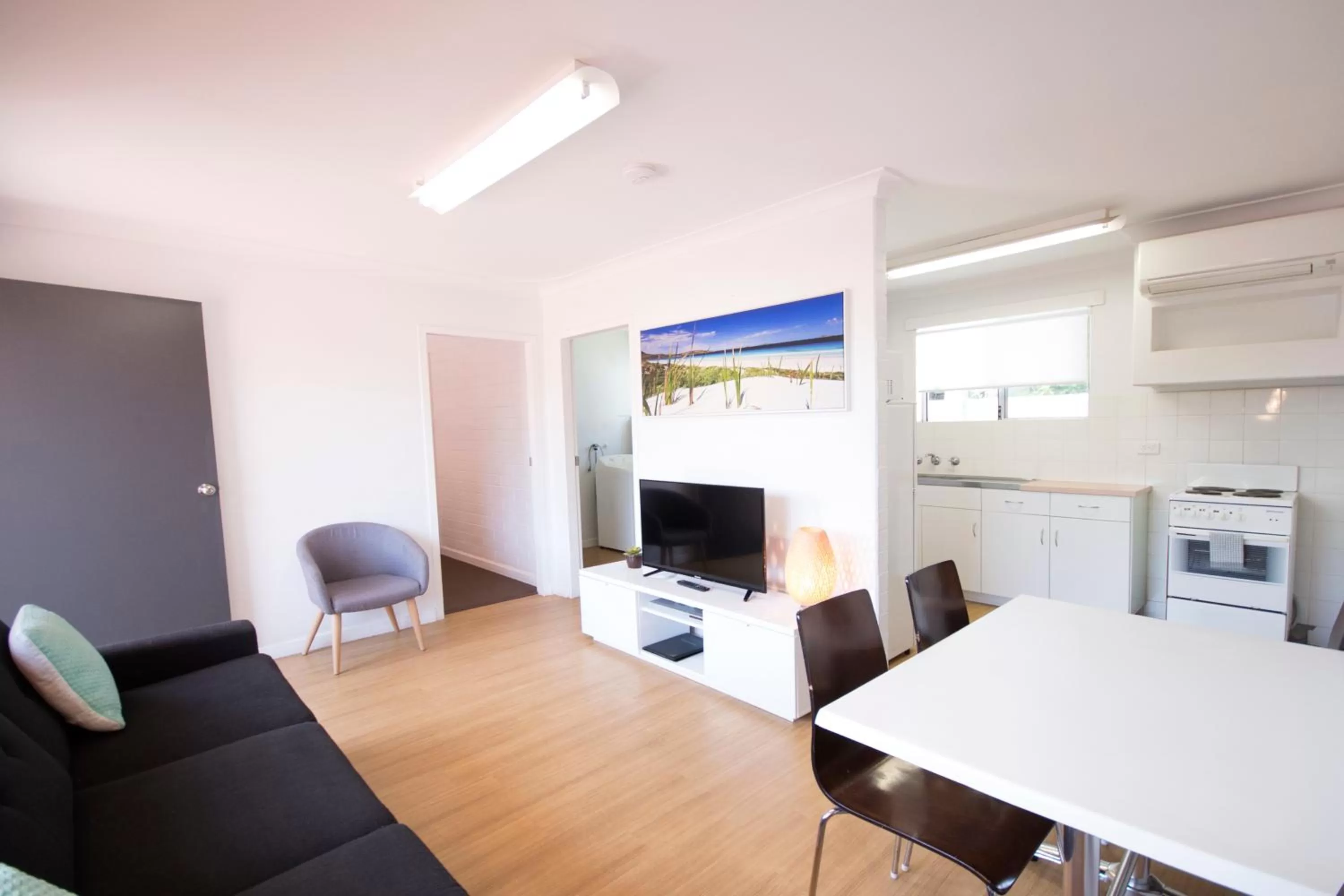 TV and multimedia, Dining Area in Archipelago Apartments Esperance