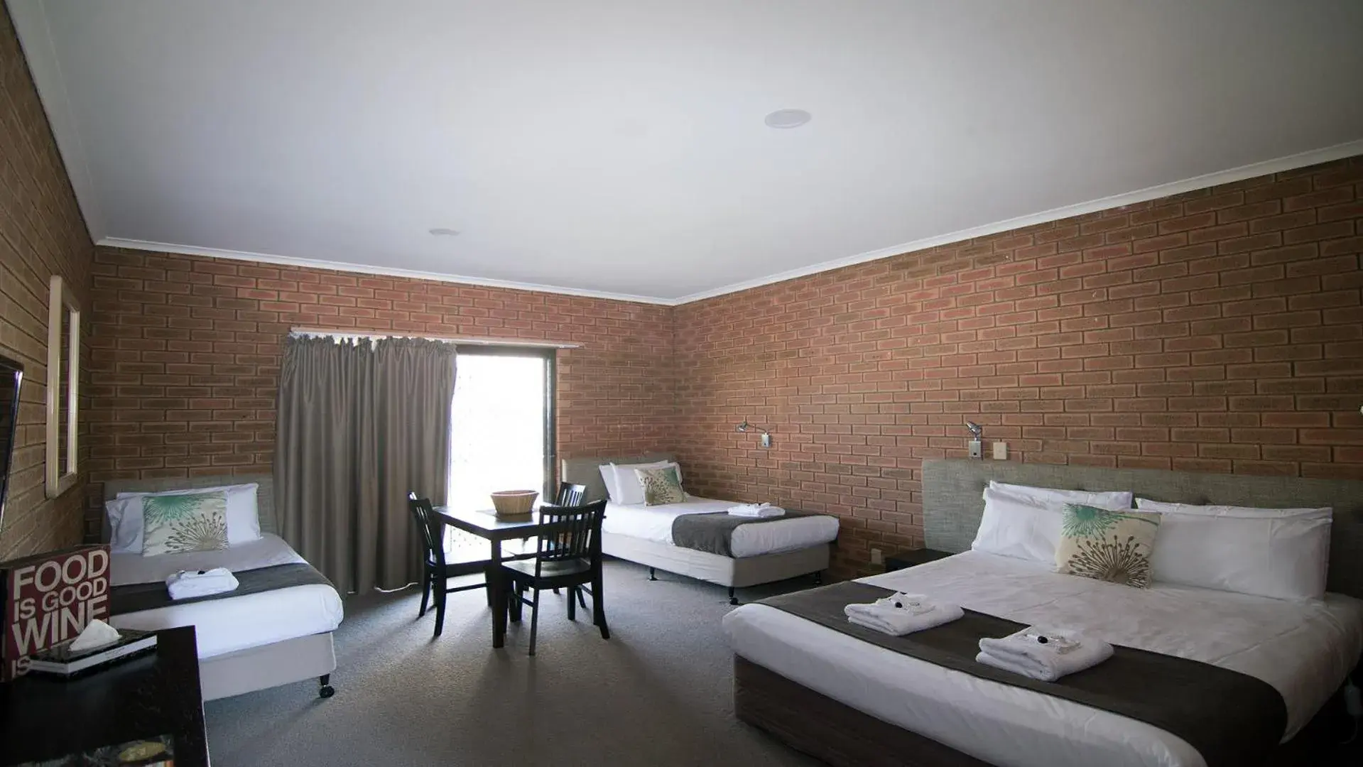 Family Room in Ashleigh Court Motor Inn Family Room in Ashleigh Court Motor Inn