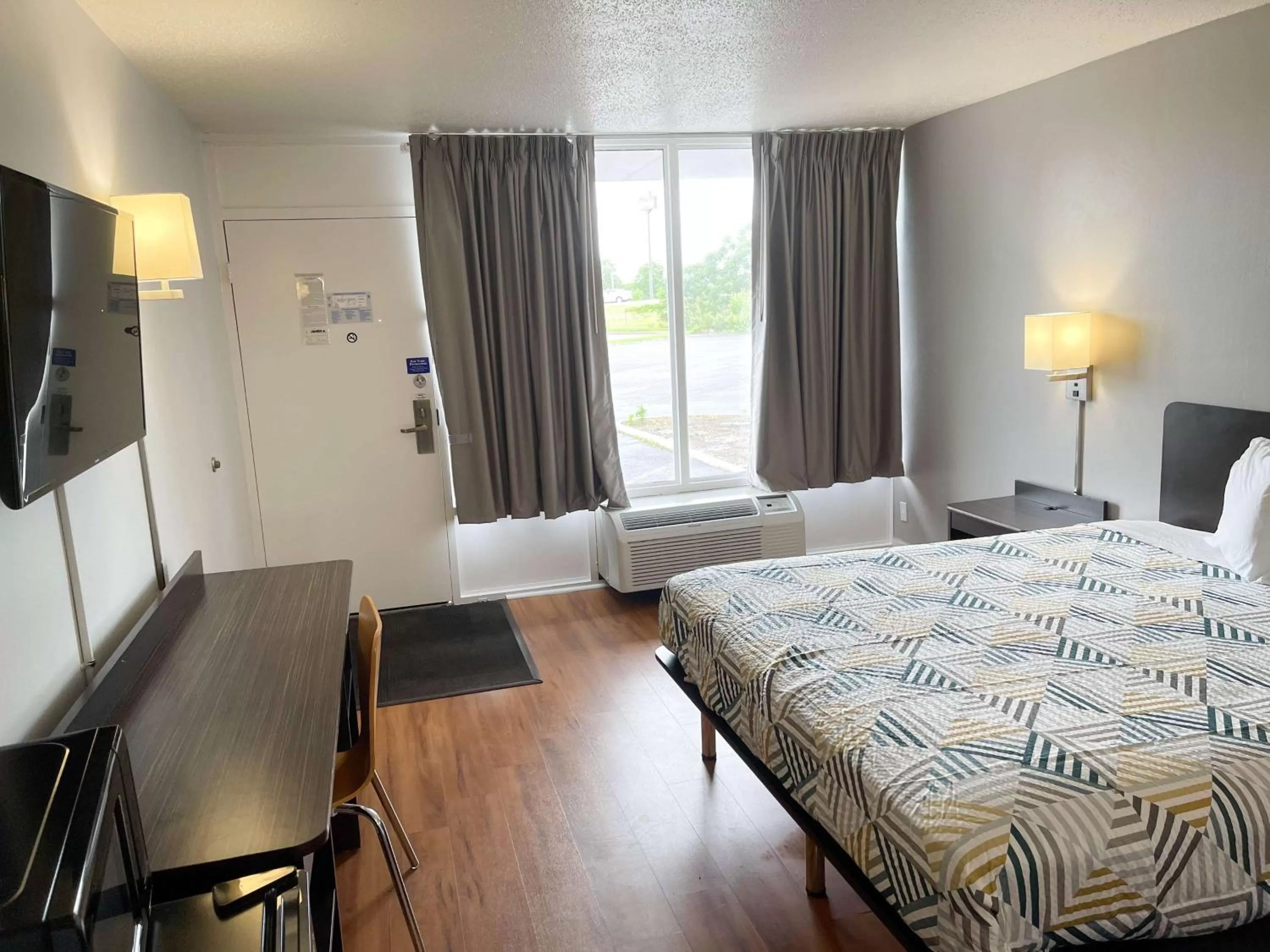 Bedroom, Bed in Motel 6-Troy, OH