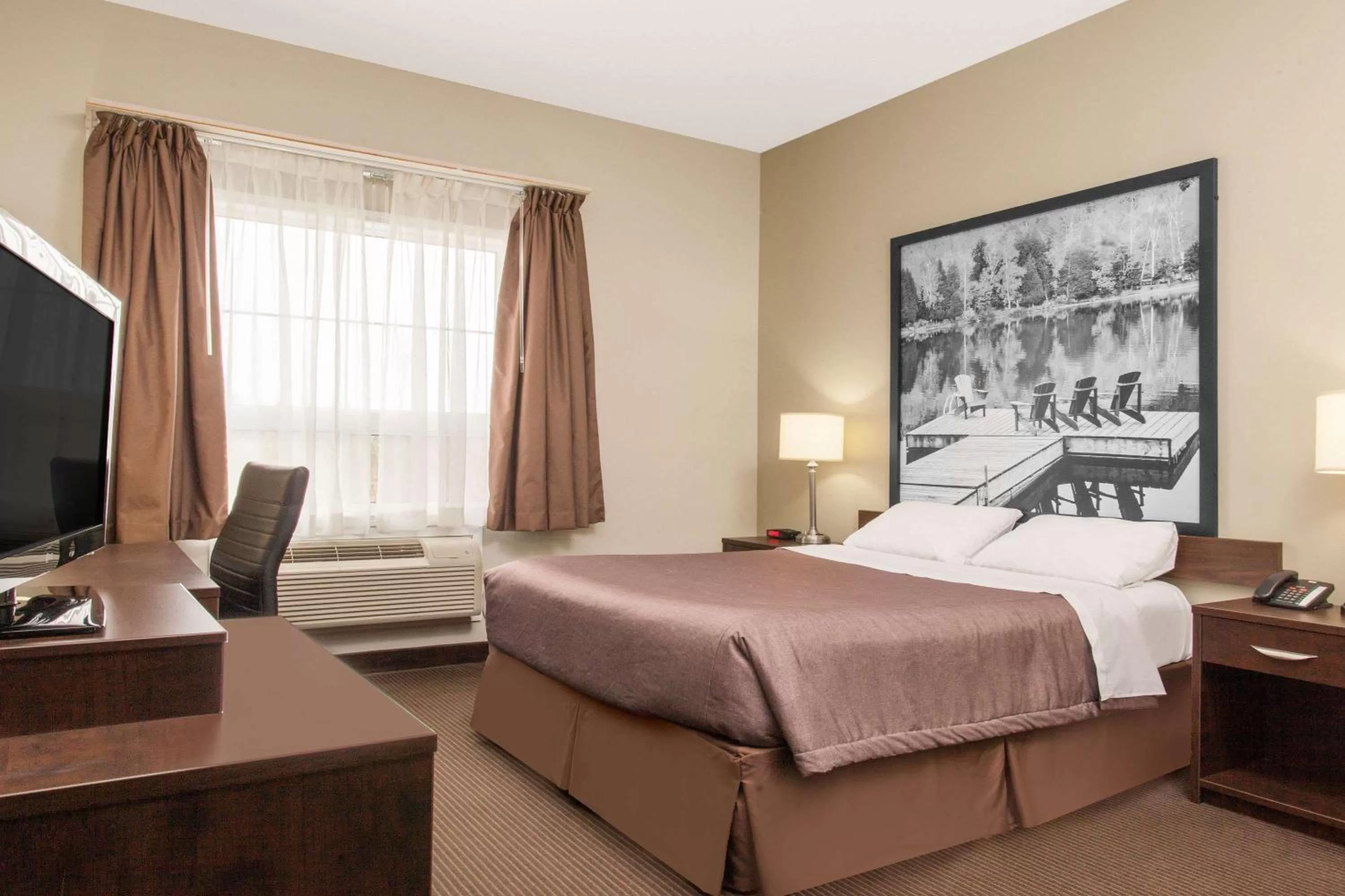 Photo of the whole room, Bed in Super 8 by Wyndham Red Lake ON