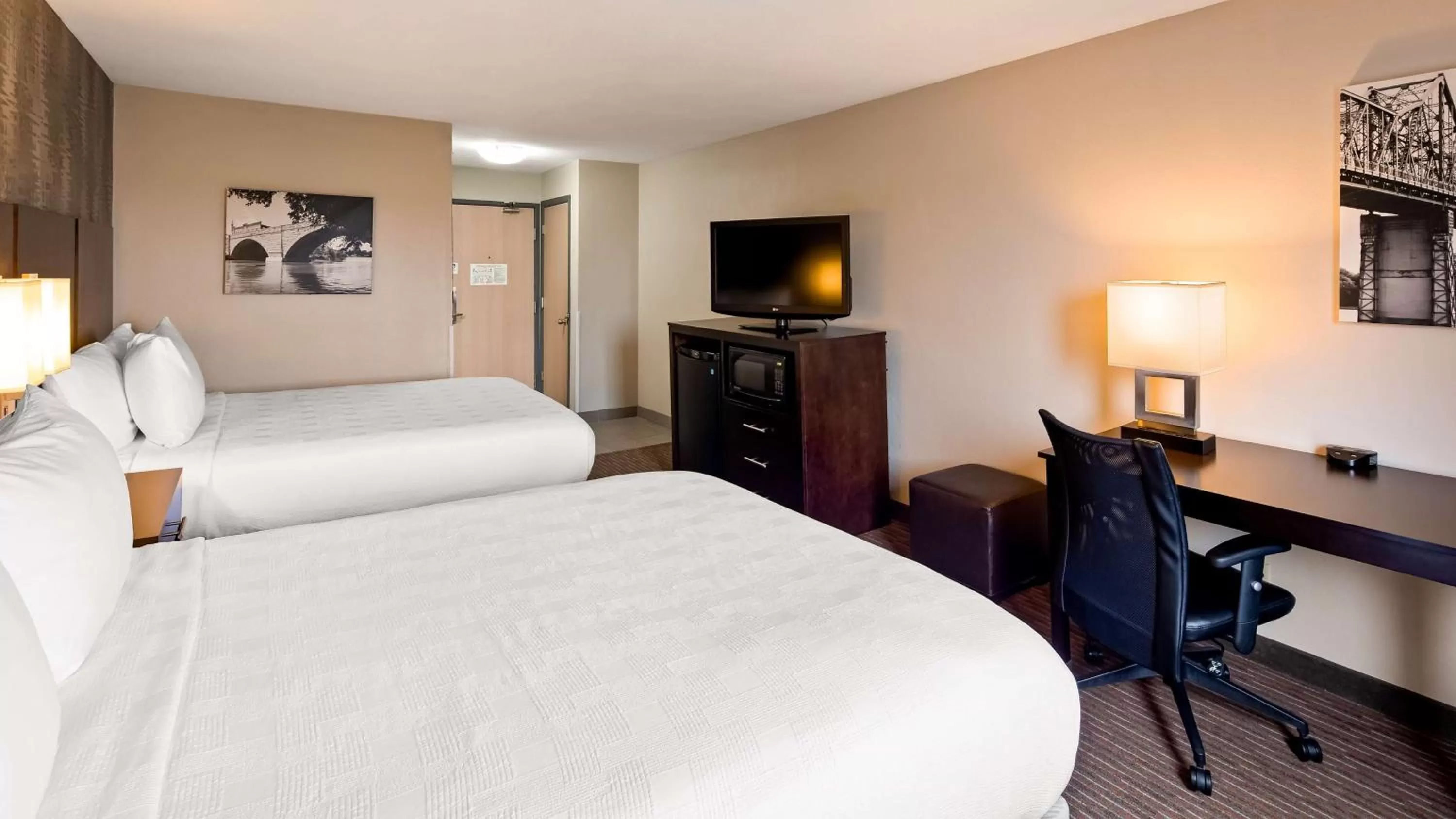 Photo of the whole room, Bed in Best Western Muscatine - Pearl City Hotel