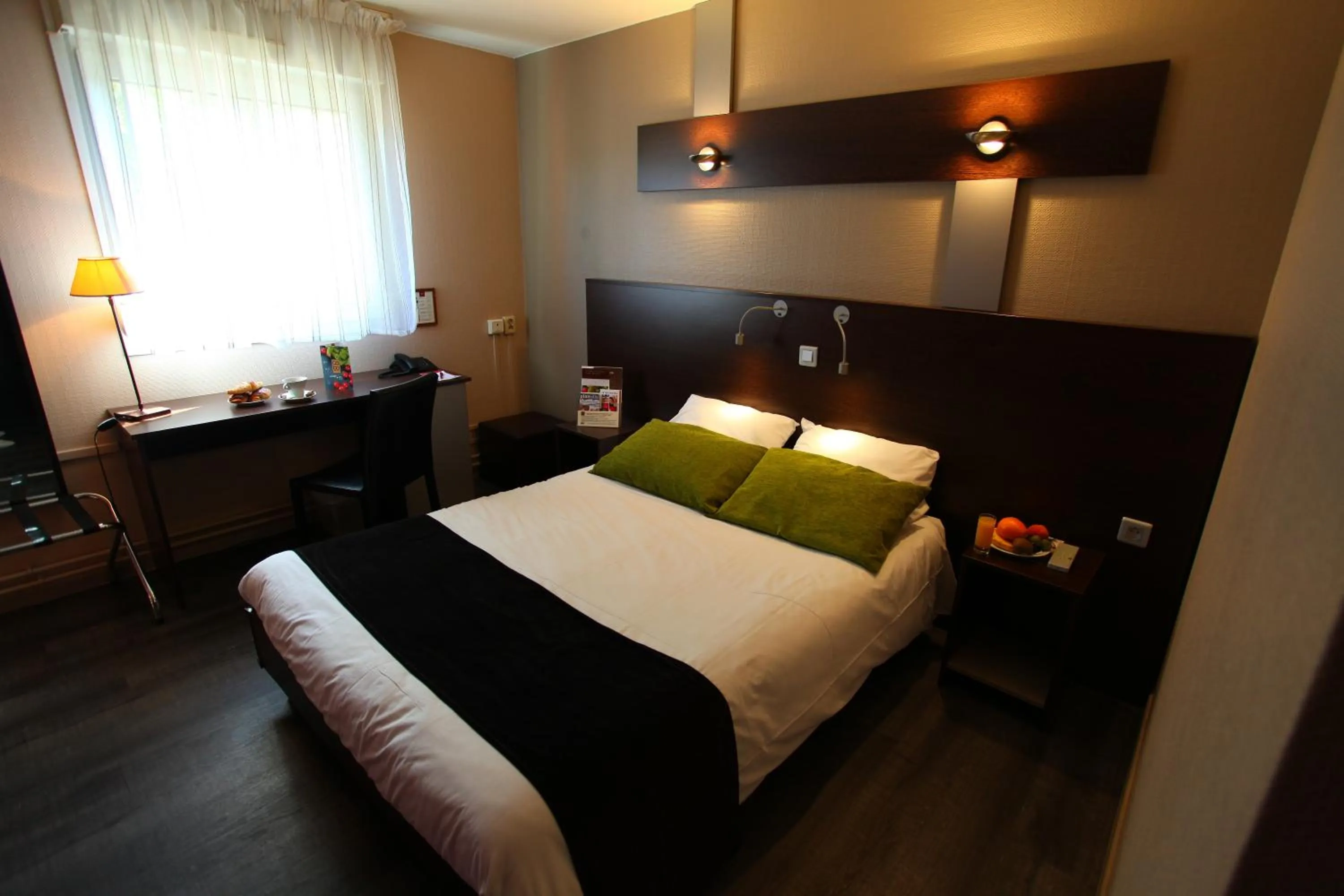 Photo of the whole room, Bed in The Originals City, Hôtel Ascotel, Lille Est Grand Stade