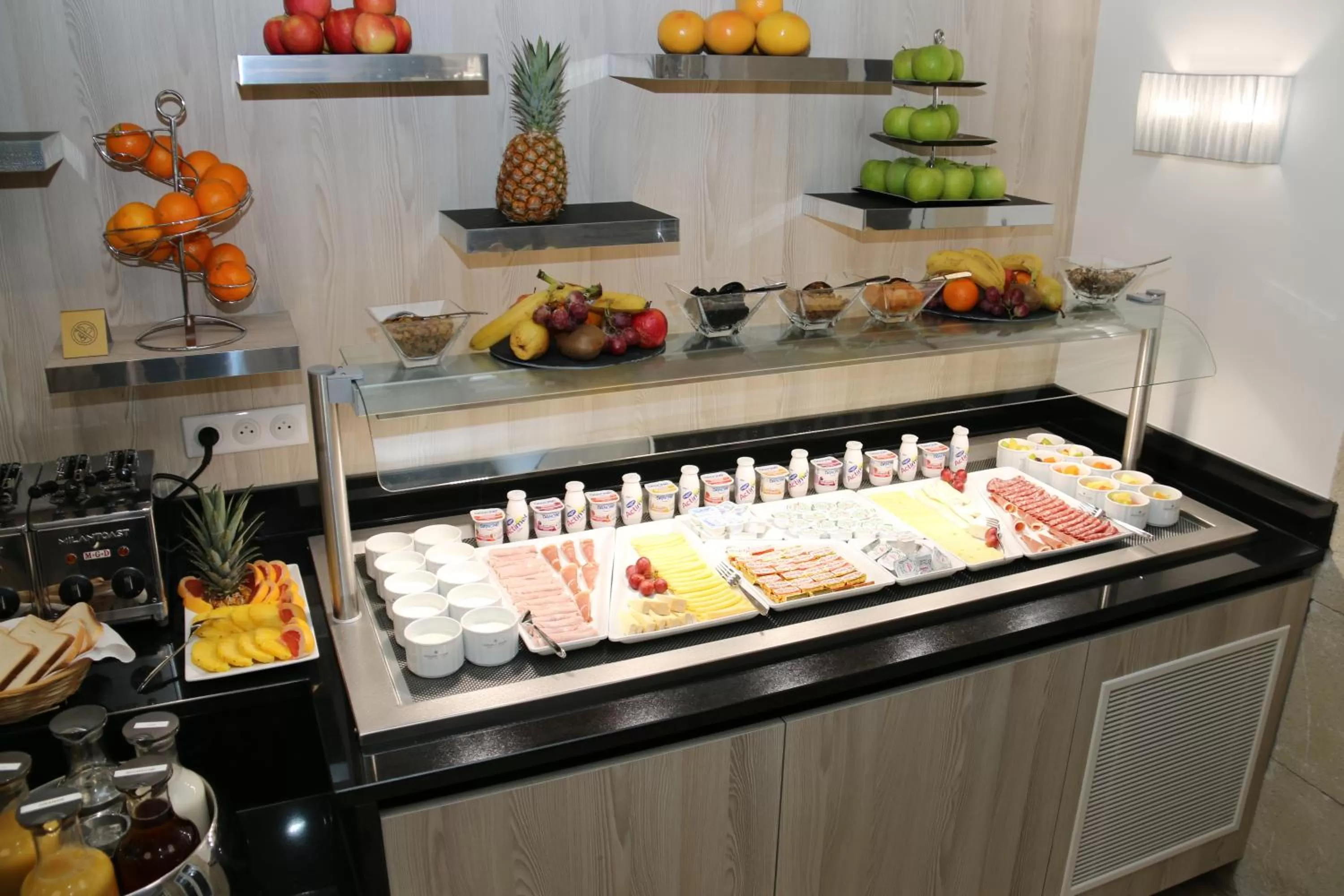 American breakfast in GOLDEN TULIP CANNES HOTEL de PARIS