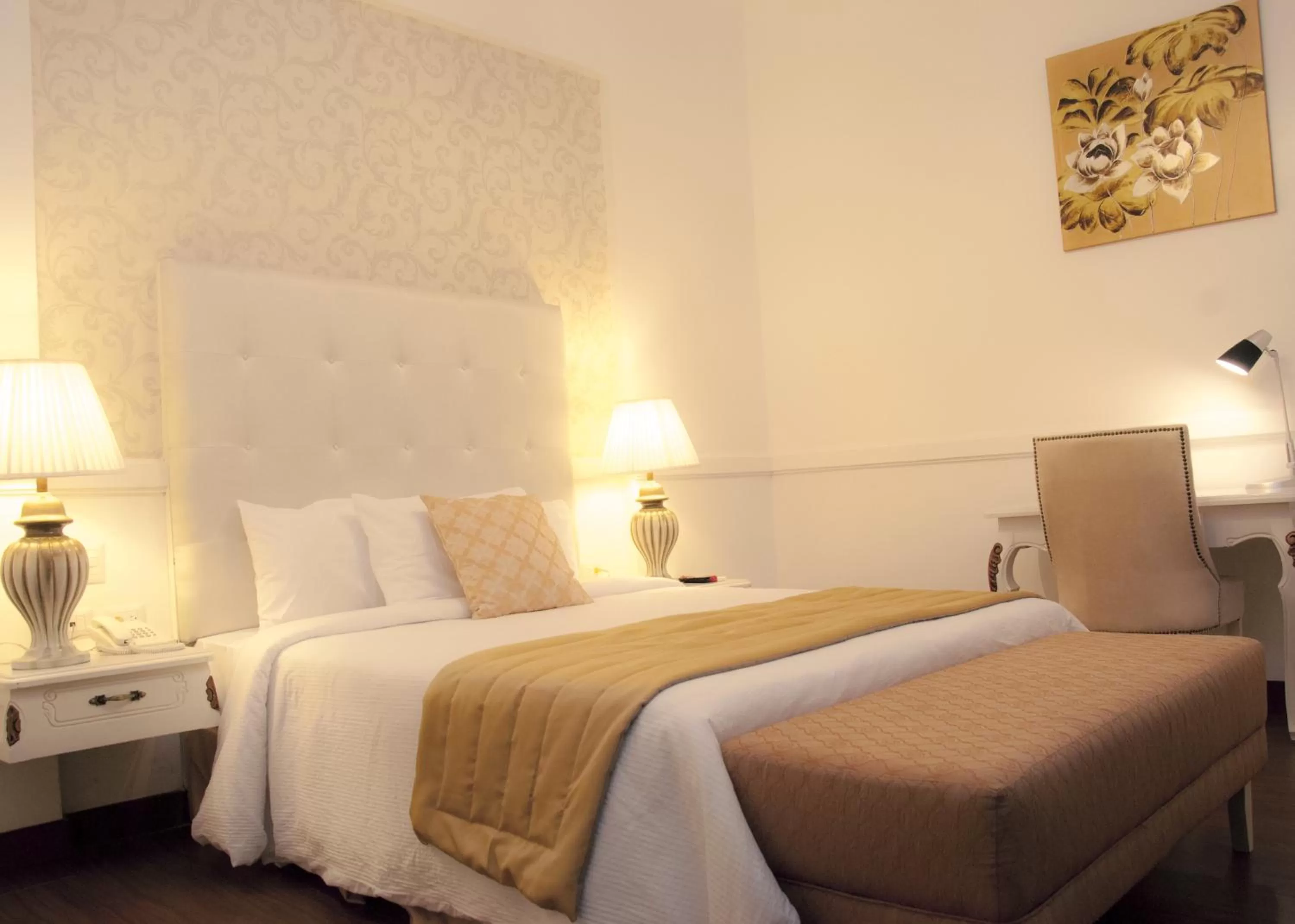 Photo of the whole room, Bed in Presidente Boutique