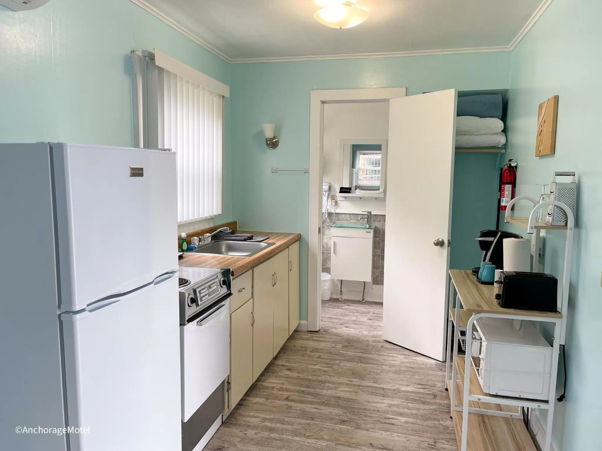 Kitchen or kitchenette in The Anchorage Motel