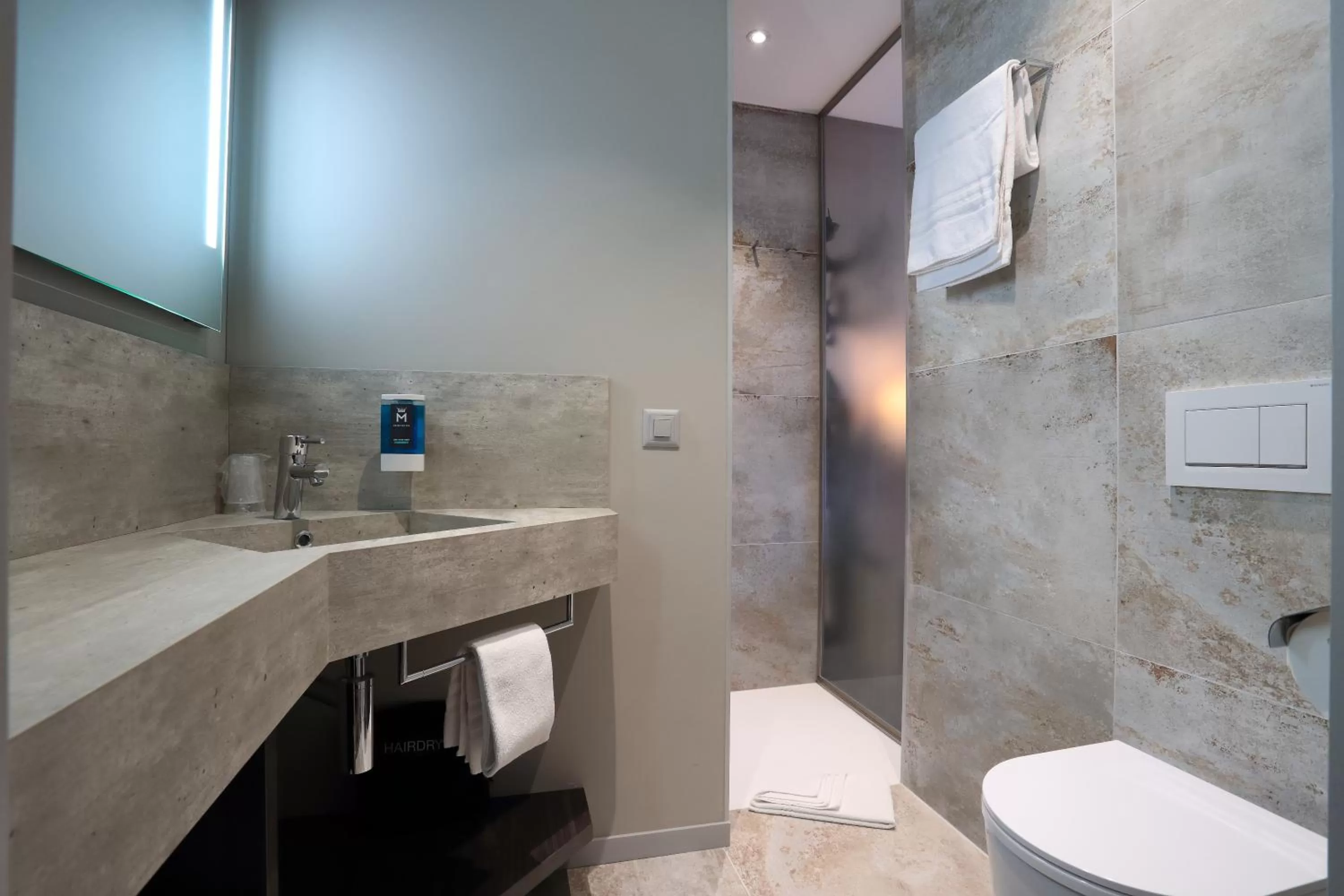 Shower in Ascona Lodge, Pool & Garden Retreat