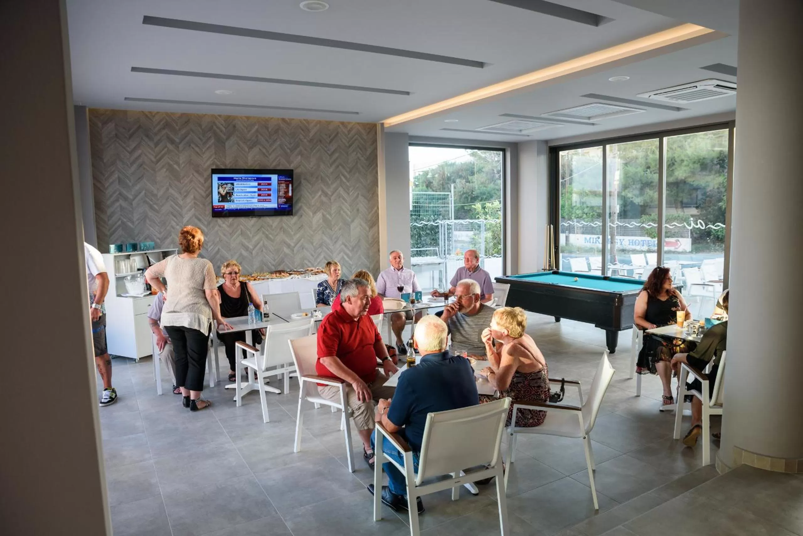 Restaurant/places to eat in Agrelli Hotel & Suites