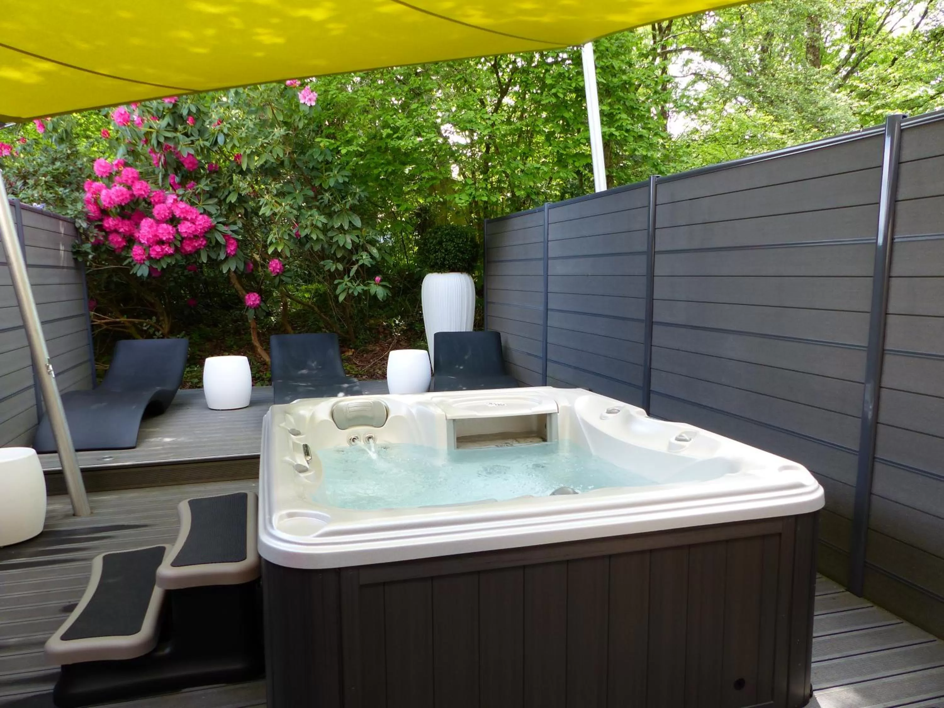 Hot Tub in Best Western Auray le Loch