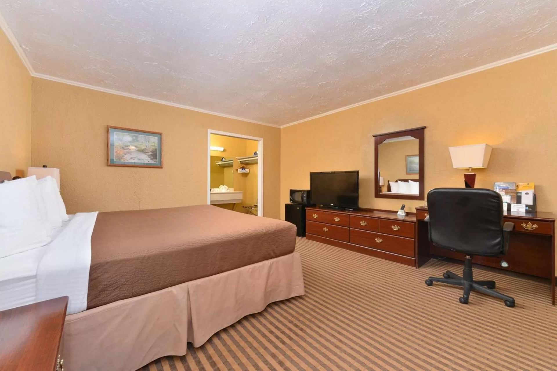 Bed in Executive Plus Inn and Suites
