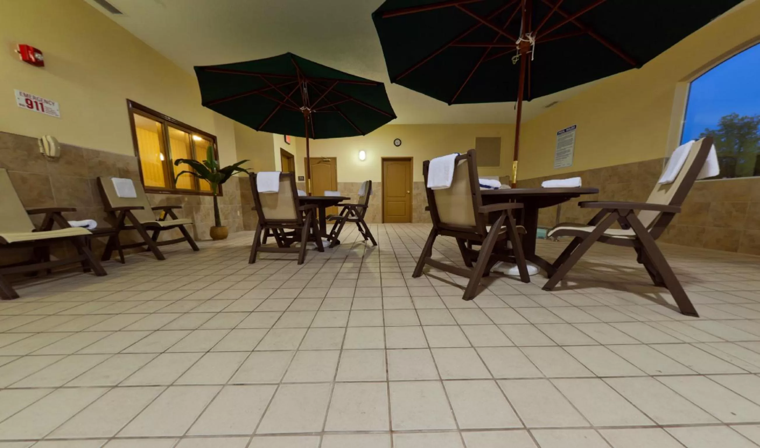 Swimming pool in Country Inn & Suites by Radisson, Sioux Falls