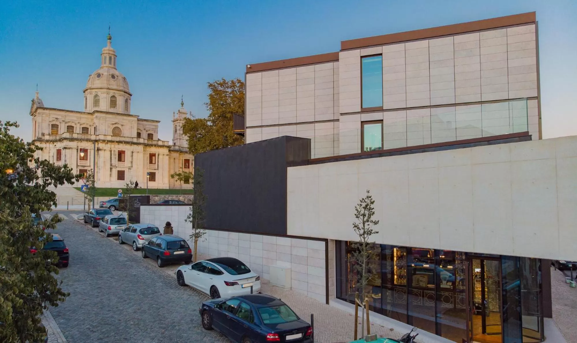 Property building in Wine & Books Lisboa Hotel