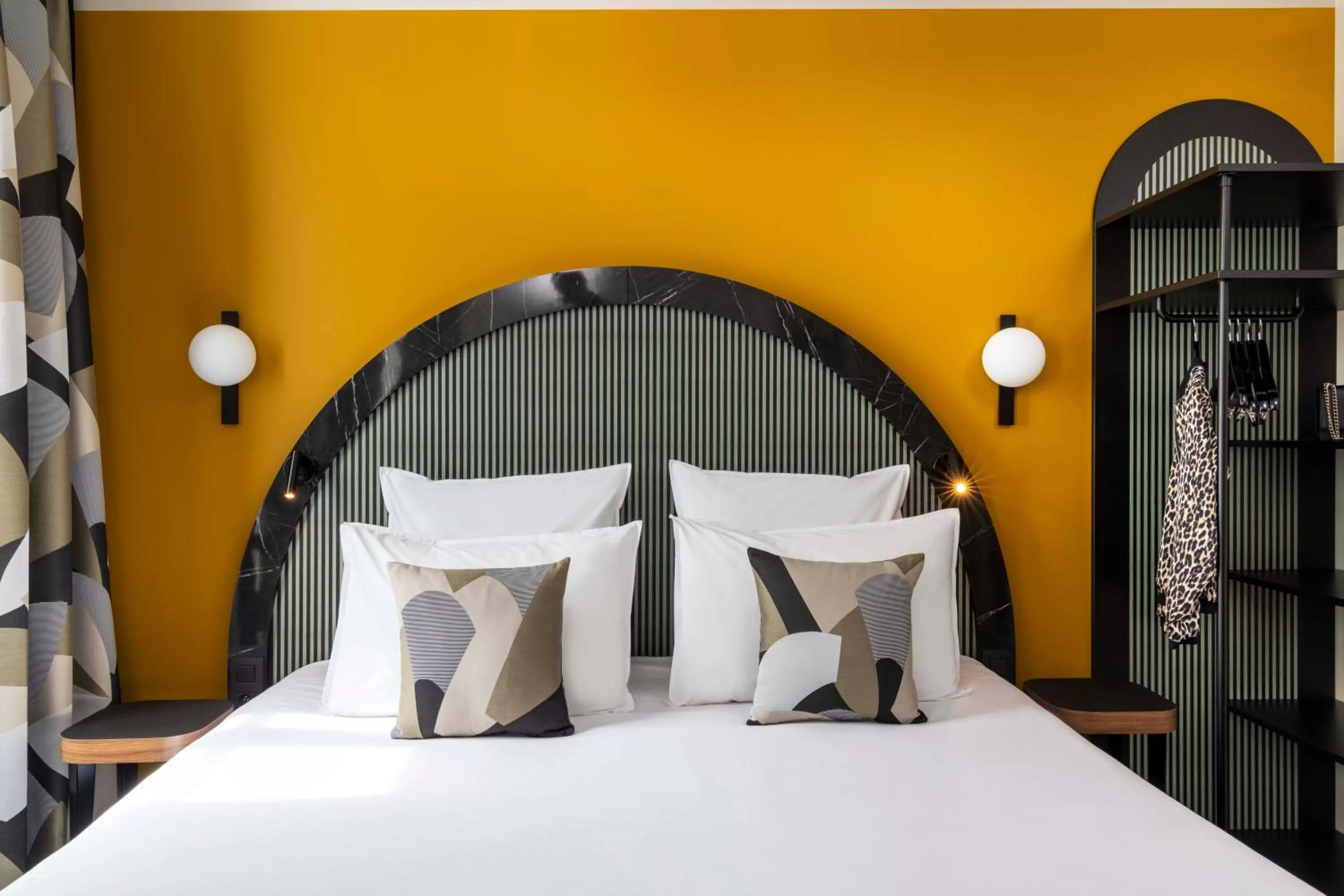 Bedroom, Bed in Hôtel Regina Opéra Grands Boulevards