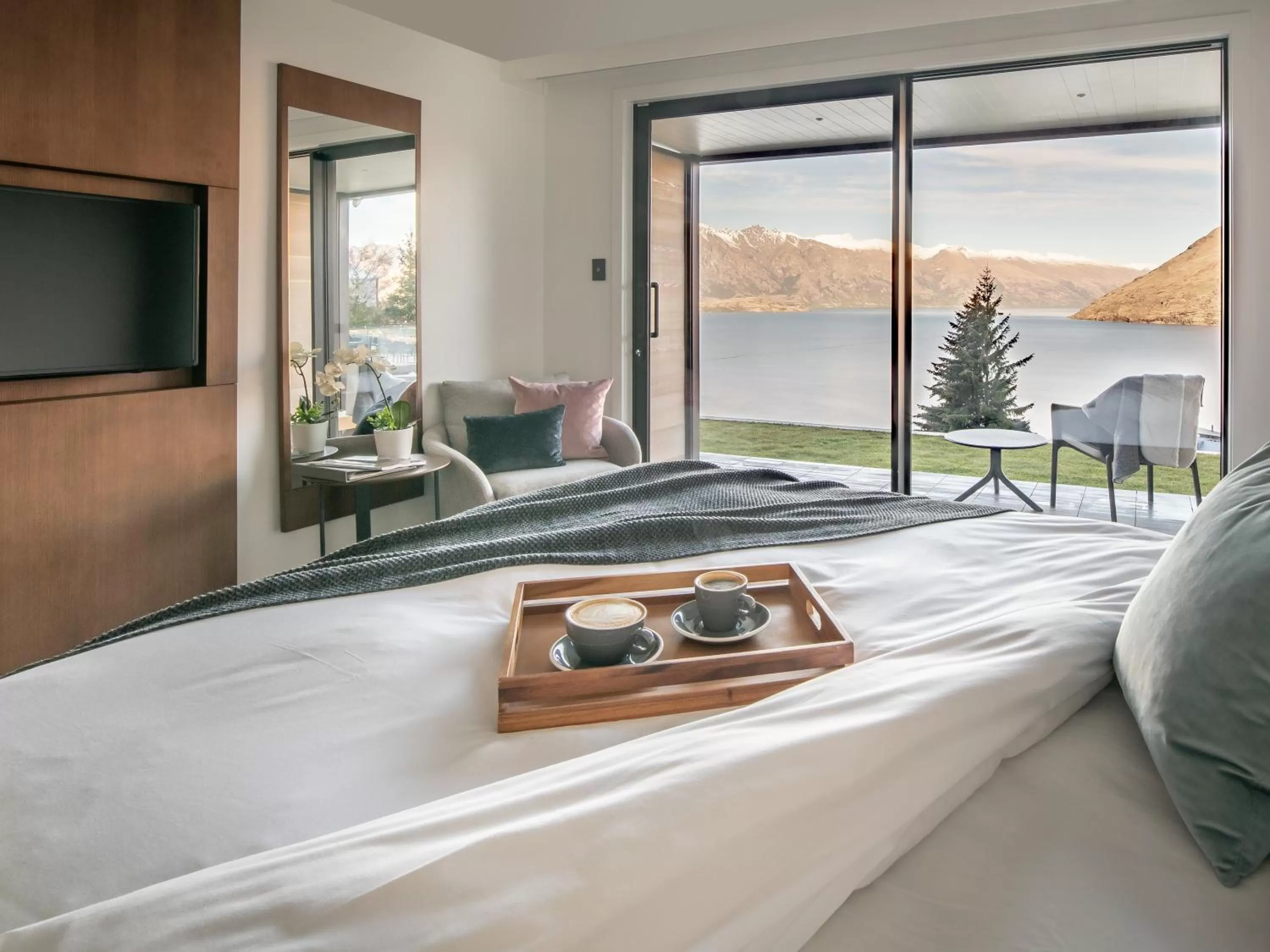 Mountain view, Bed in Kamana Lakehouse