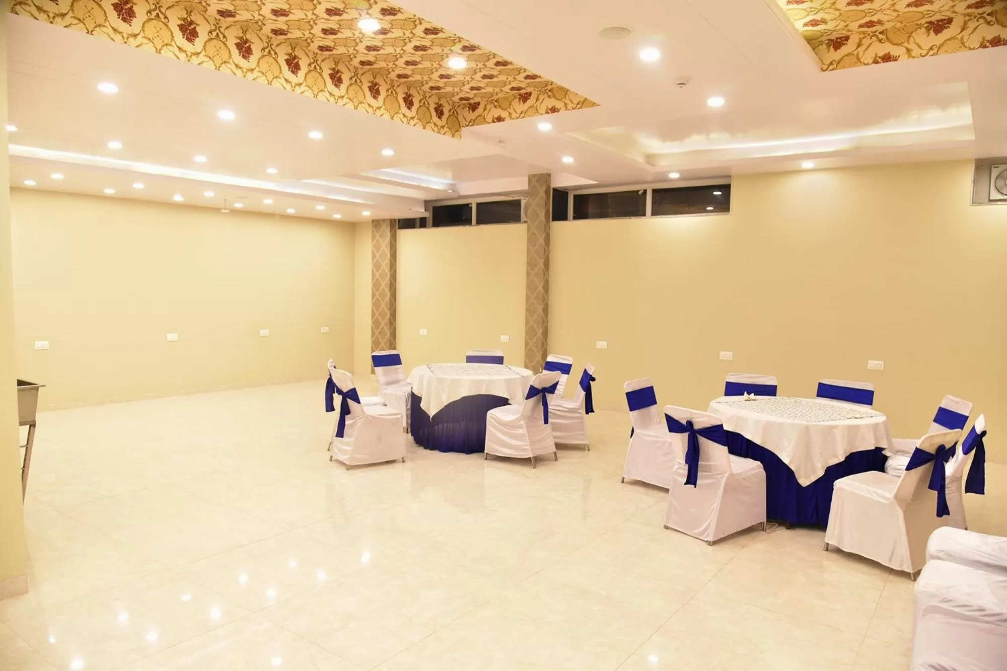 Restaurant/places to eat in FabHotel 7th Crossing Malviya Nagar