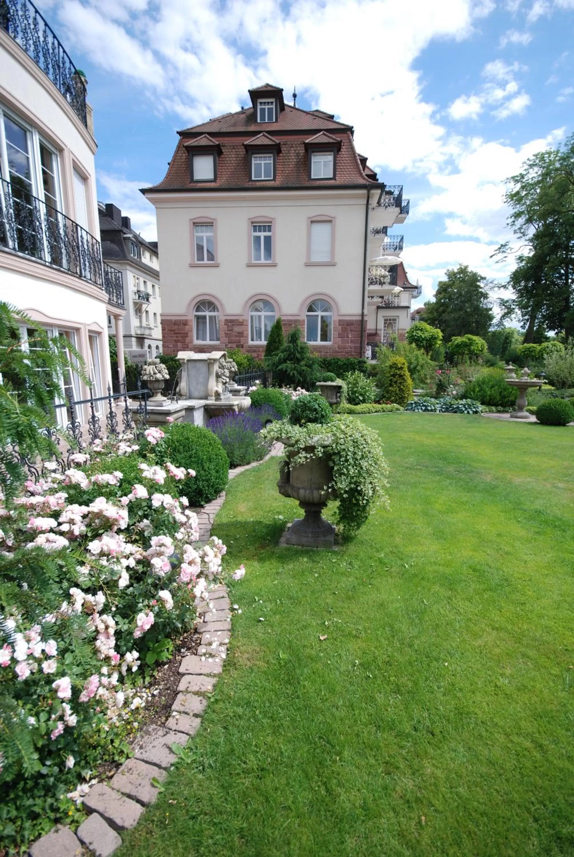 Garden view, Property Building in Hotel Residenz am Rosengarten